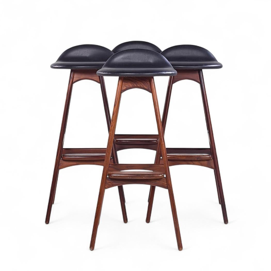 Erik Buch pour Oddense Møbler OD-61 Tabourets de bar en palissandre danois du milieu du siècle - Lot de 4

Chaque tabouret de bar mesure : 14 de large x 14 de profond x 33 de haut, avec une hauteur d'assise de 30 pouces.

Tous les meubles peuvent