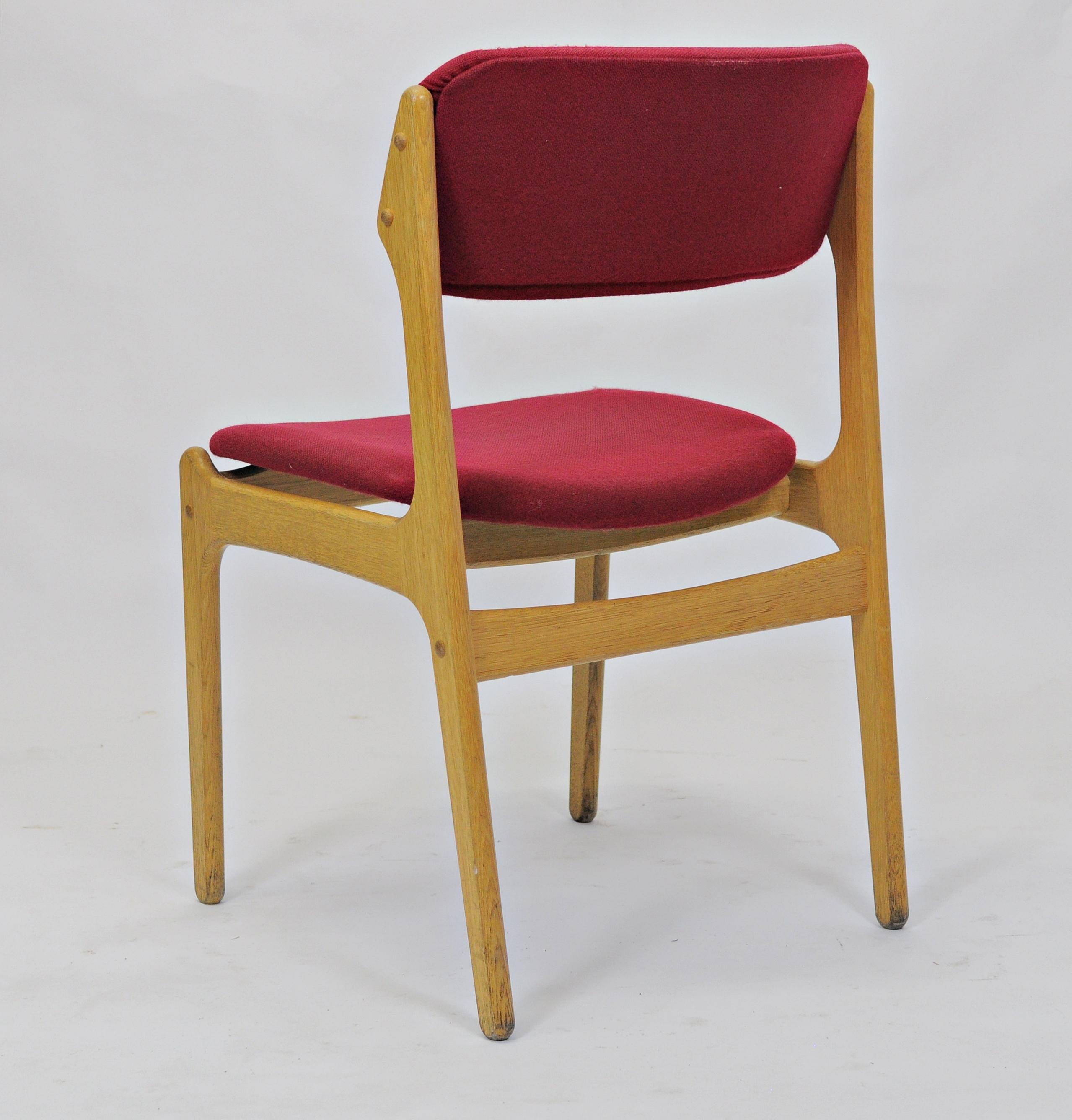Erik Buch Four Restored and Reupholstered Dining Chairs and Two Armchairs in Oak In Excellent Condition In Knebel, DK
