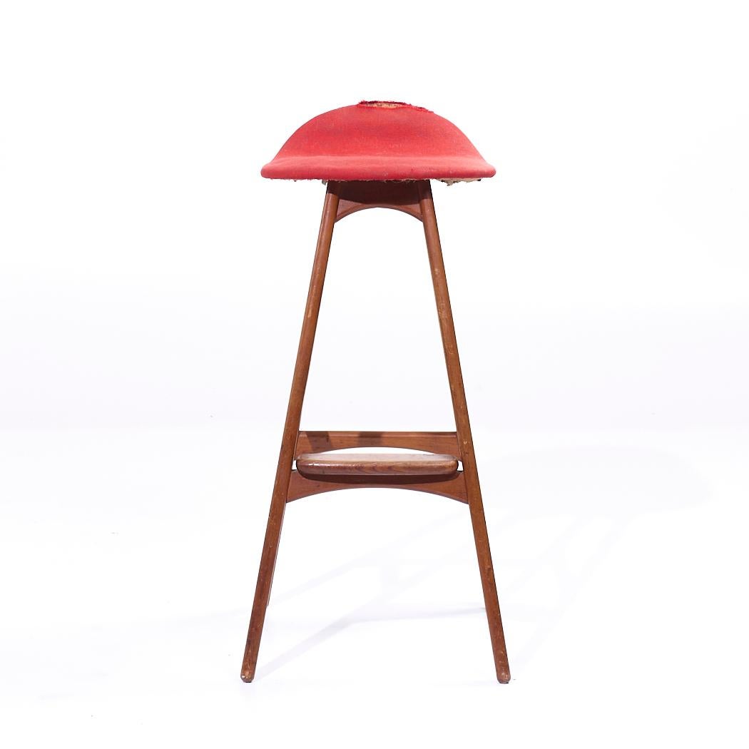 Erik Buch Mid Century Barhocker - Einzeln

Dieser Barhocker misst: 15,5 breit x 17,5 tief x 32,75 hoch, mit einer Sitzhöhe von 29,5 Zoll

Wir machen unsere Fotos in einem Studio mit kontrollierter Beleuchtung, um so viele Details wie möglich zu