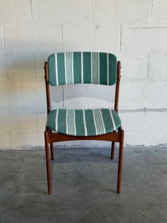 Silla de comedor Erik Buch, modelo 49, de teca, con tapizado a rayas verdes, vintage danesa