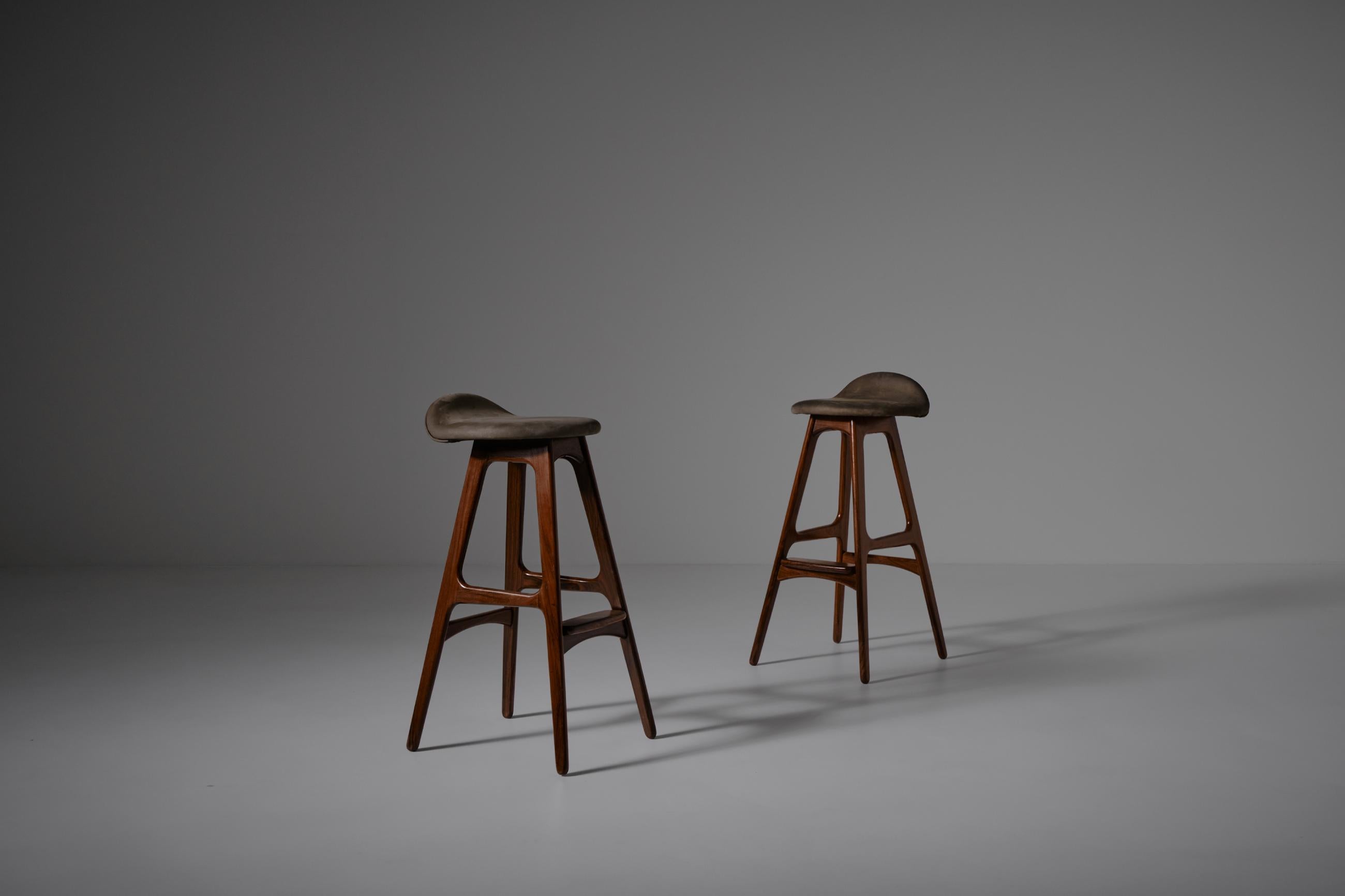 Beautiful set of of OD-61 bar stools by Erik Buch for Oddense Møbelfabrik, Denmark 1964. Beautiful sculptural and organic design, a classic design which matches very good in a modern interior. These stools are made in solid Rosewood with a beautiful
