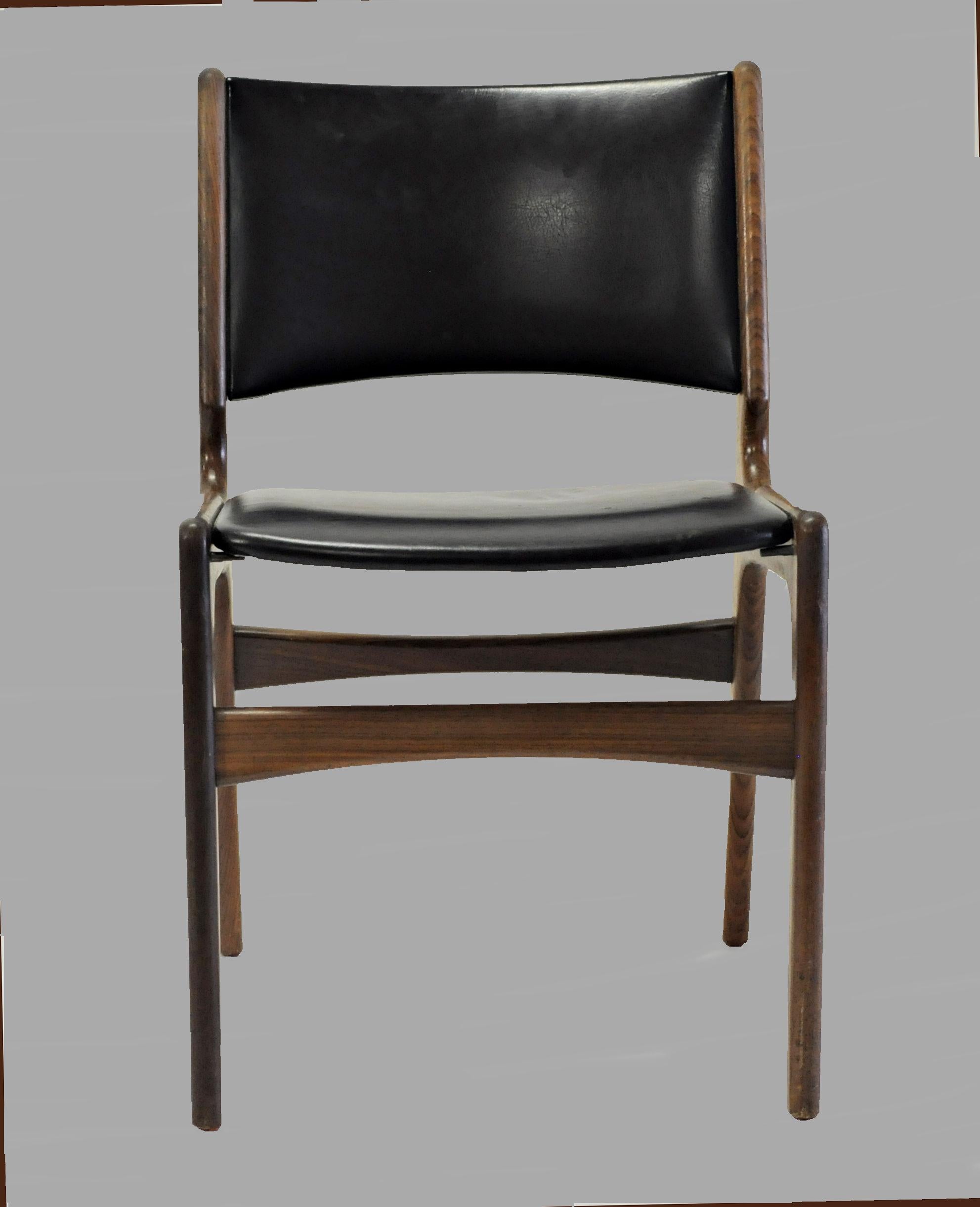 Sechs Esszimmerstühle von Erik Buch, hergestellt von Oddense Maskinsnedkeri.

Die Stühle haben ein massives Teakholzgestell und zeichnen sich wie alle Stühle von Erik Buchs durch hochwertige Materialien, solide Handwerkskunst, skandinavische