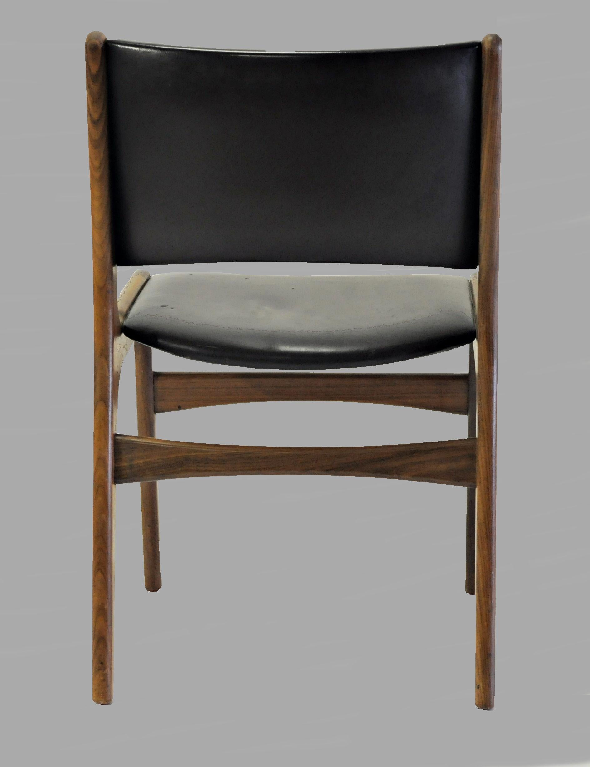 Restaurierte und neu lackierte dänische Teakholz-Esszimmerstühle mit schwarzem Leder von Erik Buch (Holzarbeit) im Angebot