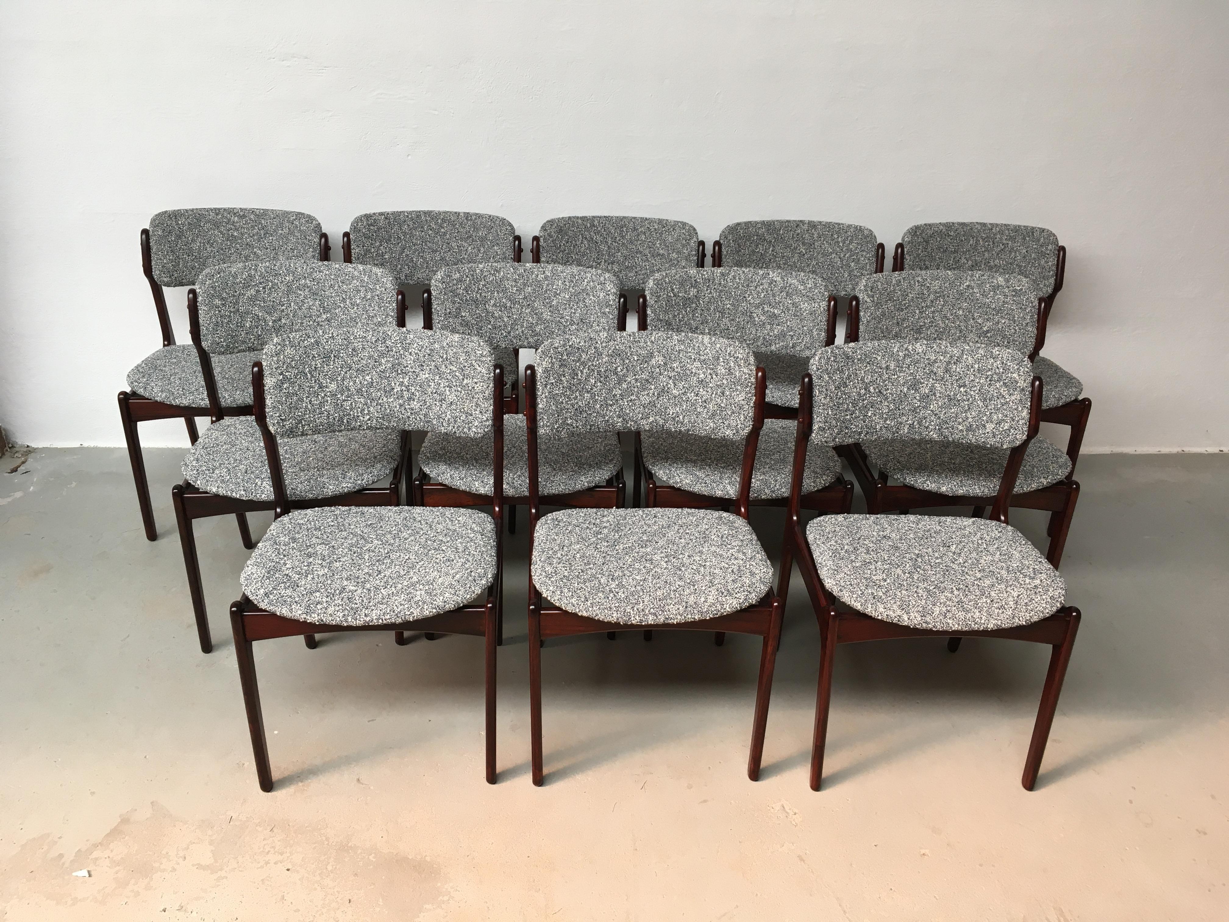 Dodici sedie da pranzo in palissandro personalizzabili di Erik Buch in ottime condizioni, prodotte da Oddense Maskinsnedkeri nel 1960.

Le sedie hanno una struttura e un design semplice, accattivante e robusto che sta diventando sempre più da