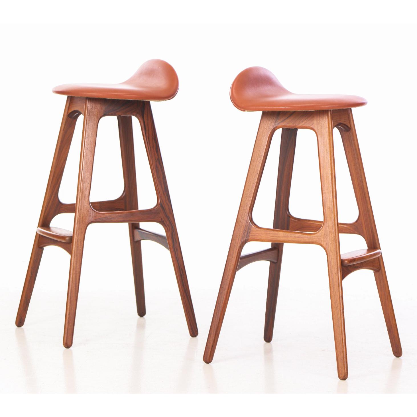 Erik Buch bar stools model OD-61
Produced by Odense møbelfabrik in Denmark
Rosewood and conhaque leather
Original condition.

All pieces of furniture can be professionally restored to their vintage condition. The piece is restored upon purchase so