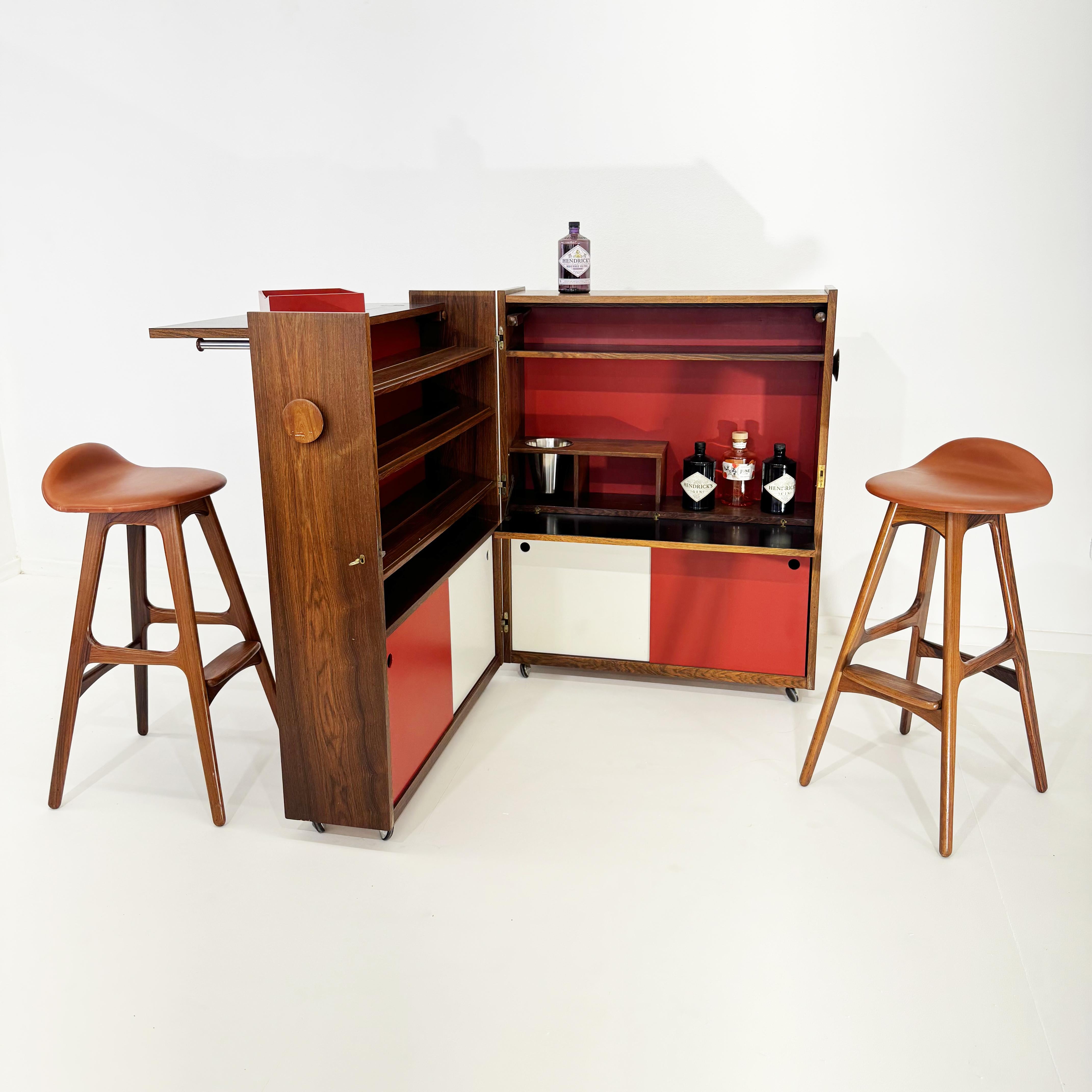 Erik Buch rosewood bar set with bar and two barstools. Denamrk 1960s. Rare set In Good Condition For Sale In Braga, Braga