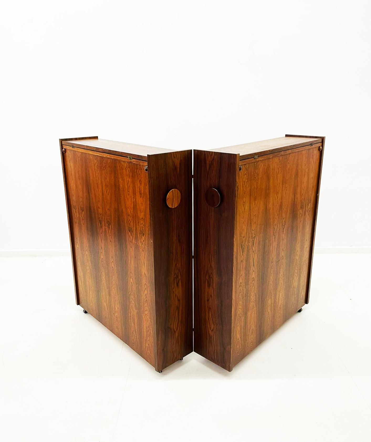Der dänische faltbare Barschrank von Erik Buch für Dyrlund ist ein beeindruckendes Möbelstück, das funktionelles Design mit eleganter Schlichtheit verbindet. Dieser aus hochwertigem Palisanderholz gefertigte Barschrank verfügt über ein einzigartiges