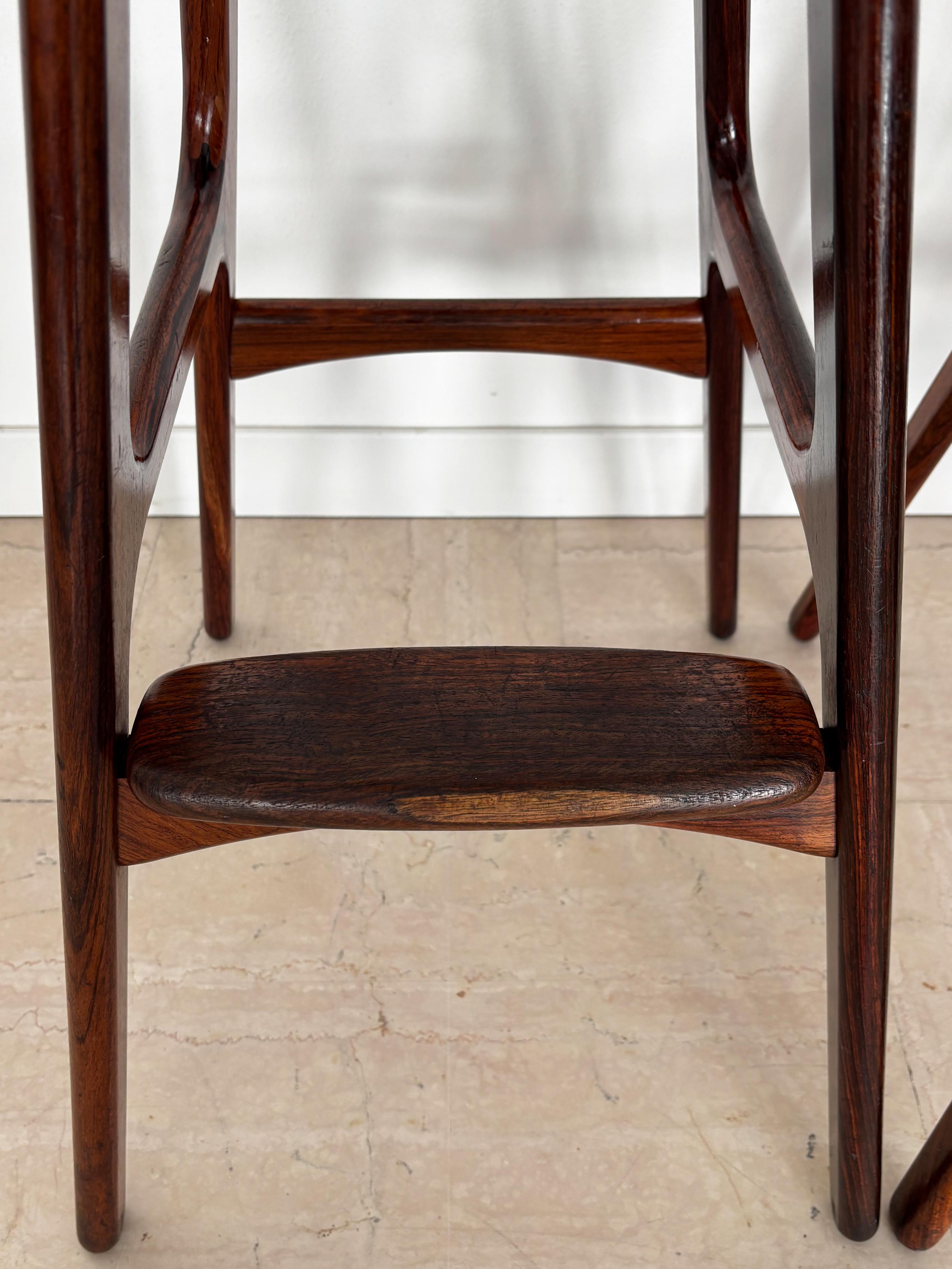 Erik Buch Tabourets de bar scandinaves du milieu du siècle en bois foncé et cuir, Danemark années 1960 en vente 3