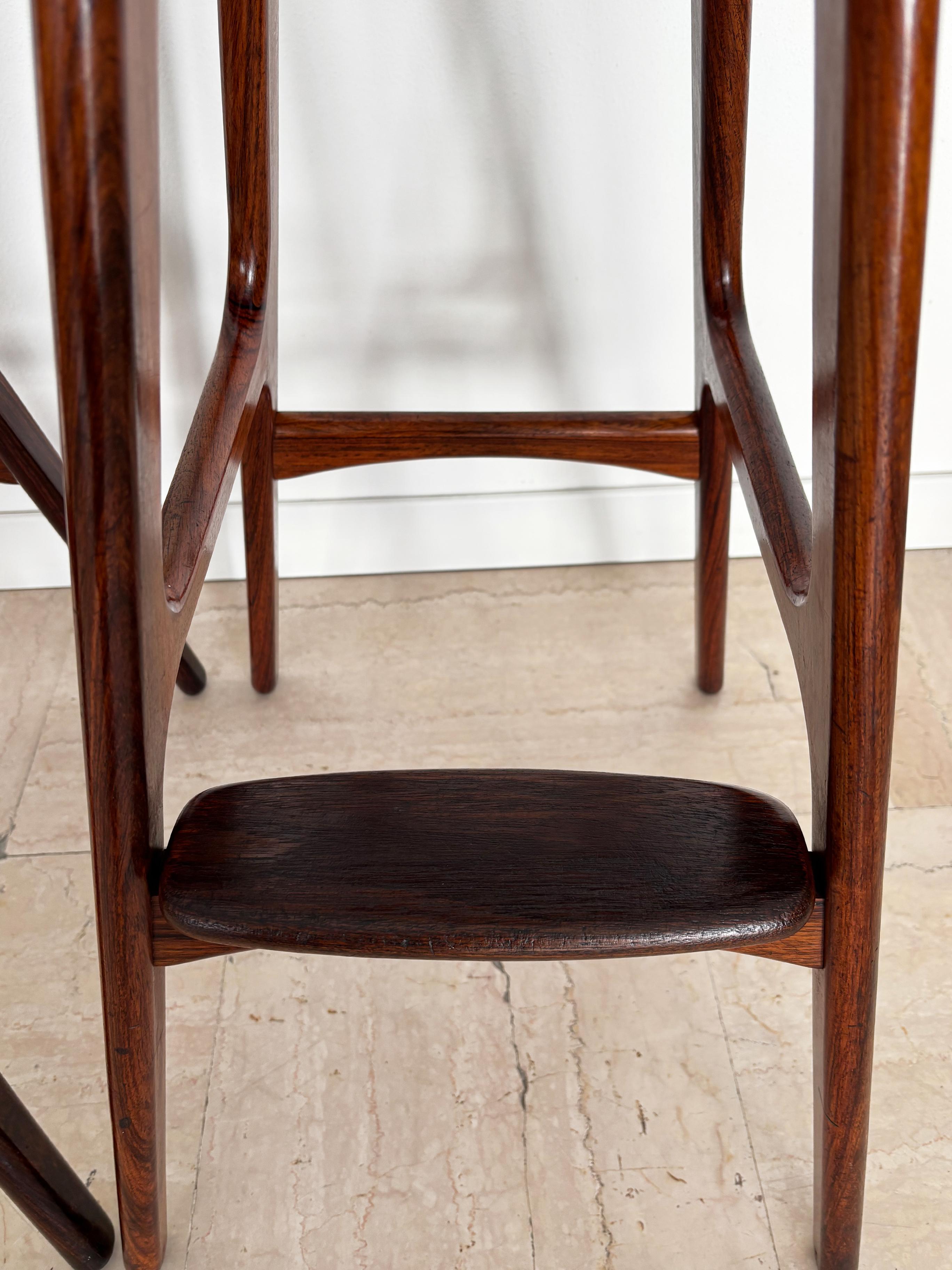 Erik Buch Tabourets de bar scandinaves du milieu du siècle en bois foncé et cuir, Danemark années 1960 en vente 4