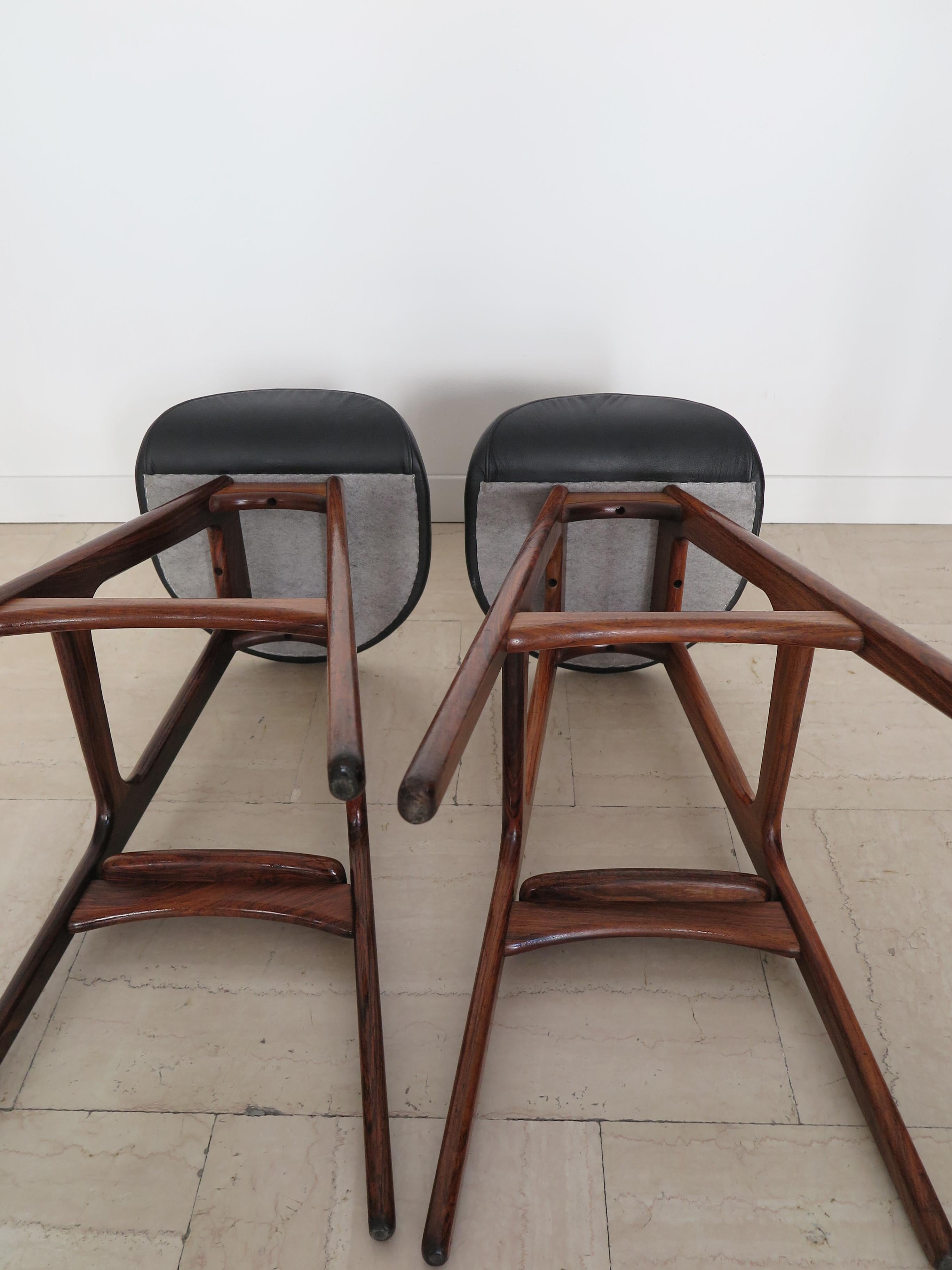Erik Buch Tabourets de bar scandinaves du milieu du siècle en bois foncé et cuir, Danemark années 1960 en vente 7