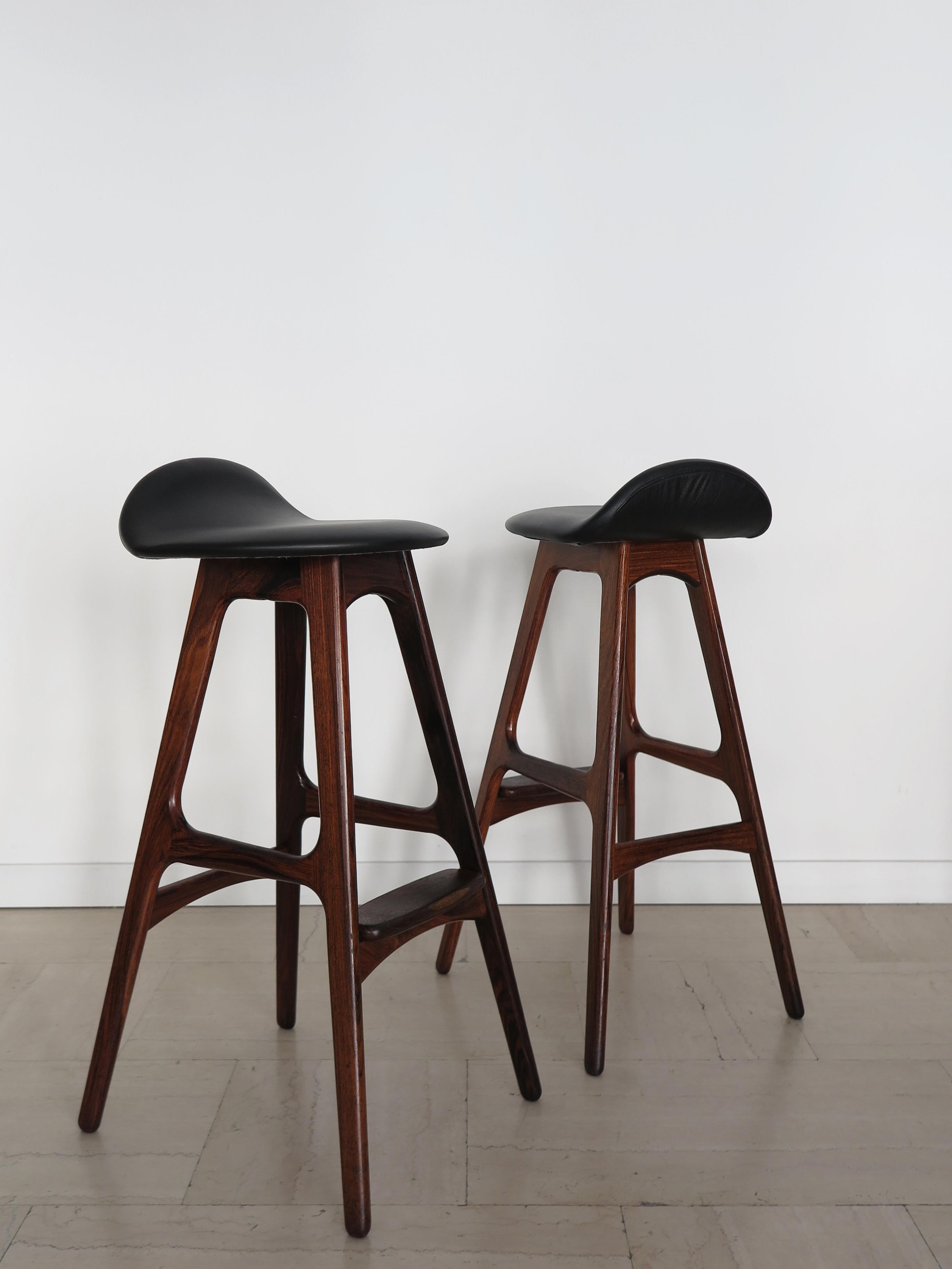 Ensemble de deux tabourets de bar scandinaves de style moderne du milieu du siècle dernier, conçus par Erik Buch et produits par Oddense Maskinsnedkeri, avec structure en bois de rose et assise recouverte de cuir, Danemark, années 1960.

Veuillez