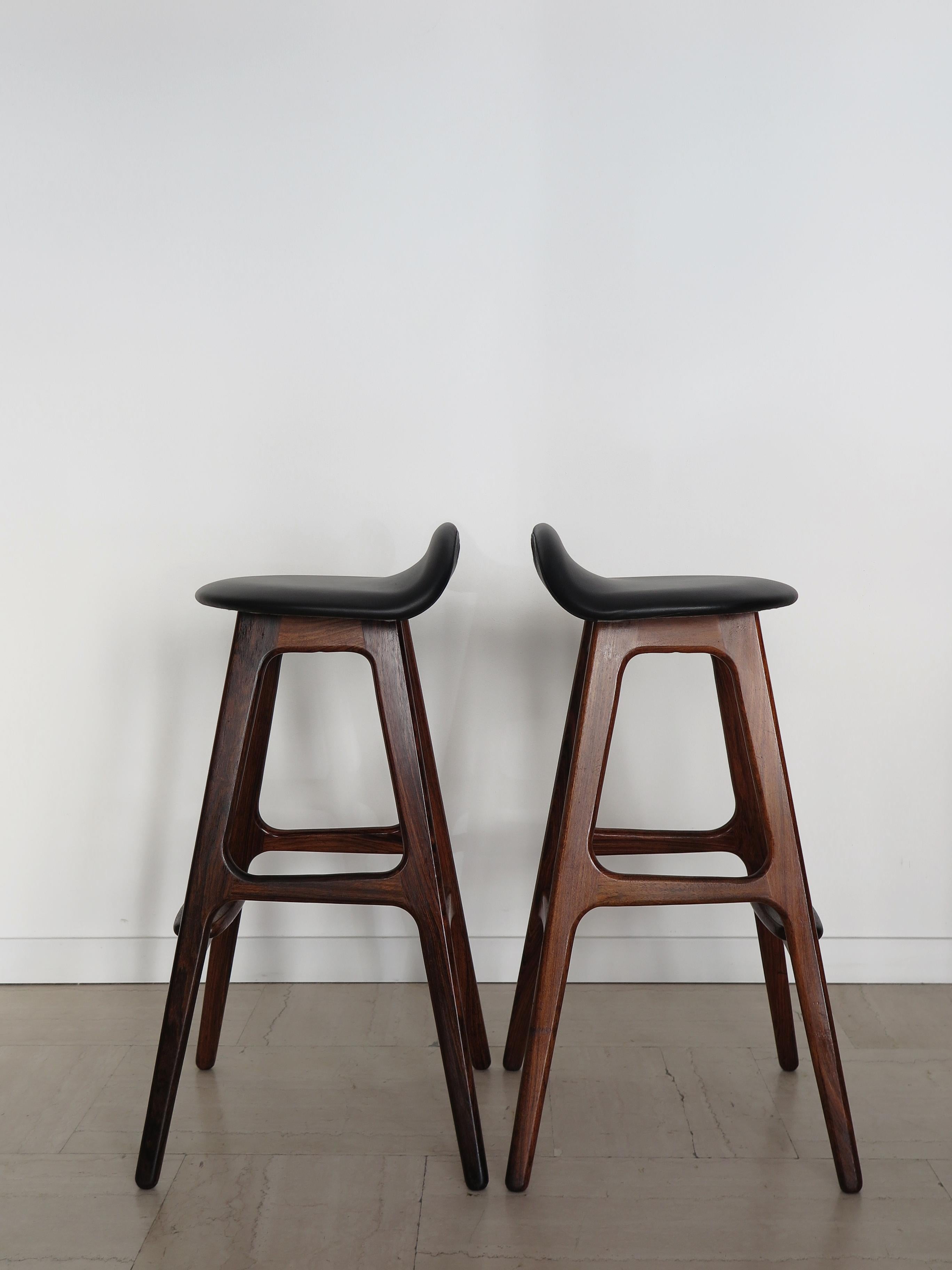Mid-Century Modern Erik Buch Tabourets de bar scandinaves du milieu du siècle en bois foncé et cuir, Danemark années 1960 en vente