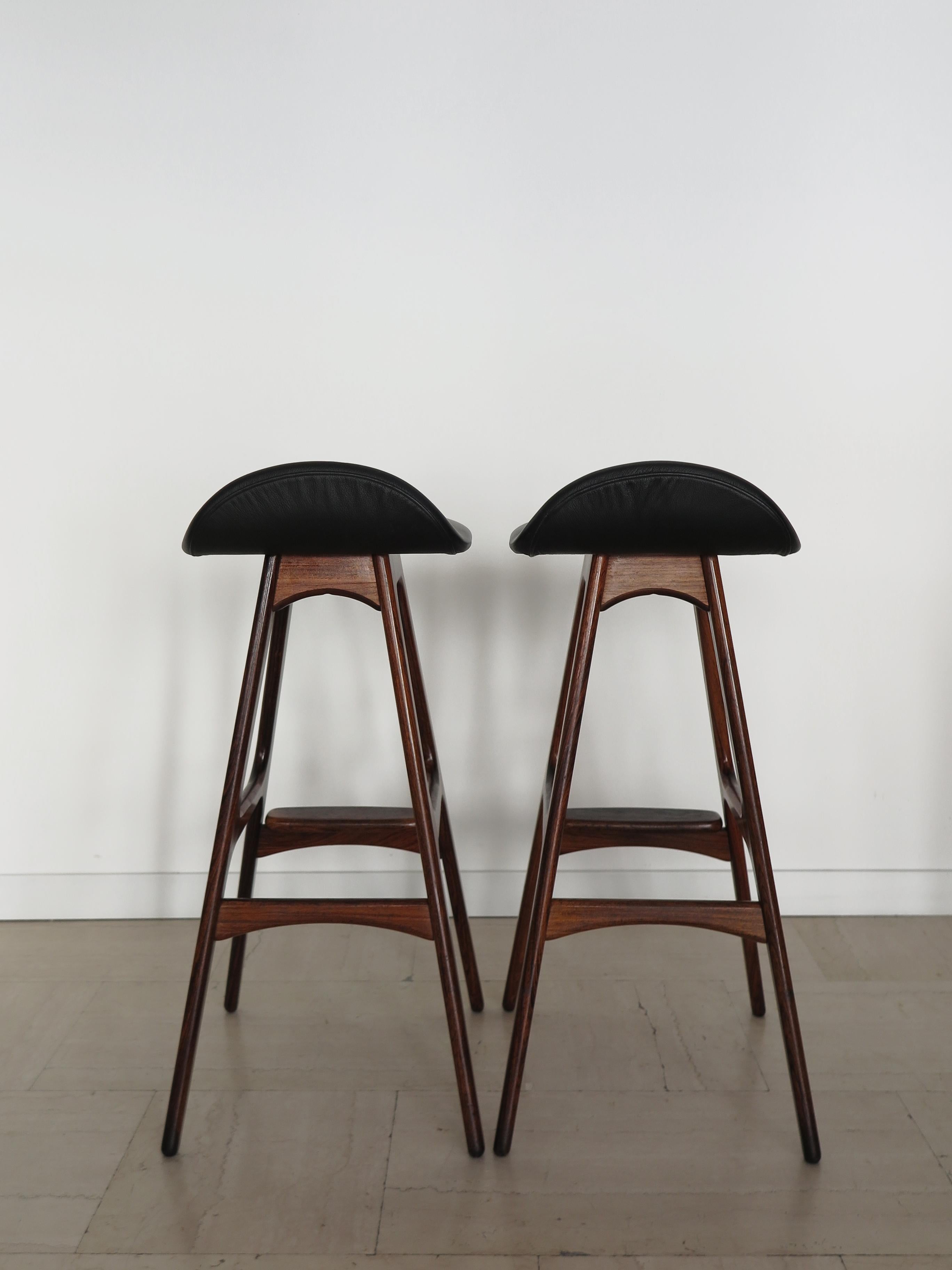italien Erik Buch Tabourets de bar scandinaves du milieu du siècle en bois foncé et cuir, Danemark années 1960 en vente