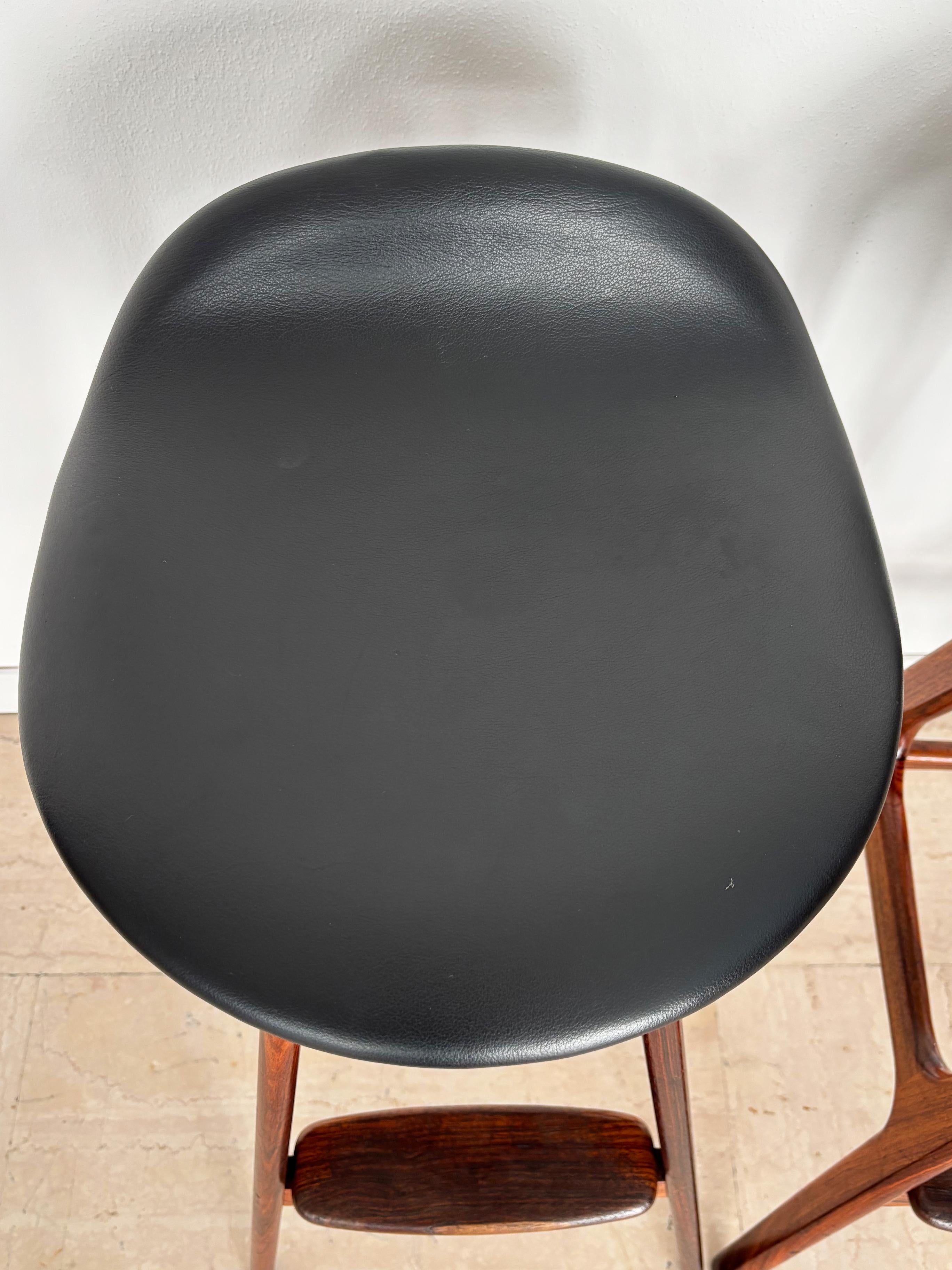 Erik Buch Tabourets de bar scandinaves du milieu du siècle en bois foncé et cuir, Danemark années 1960 Bon état - En vente à Reggio Emilia, IT