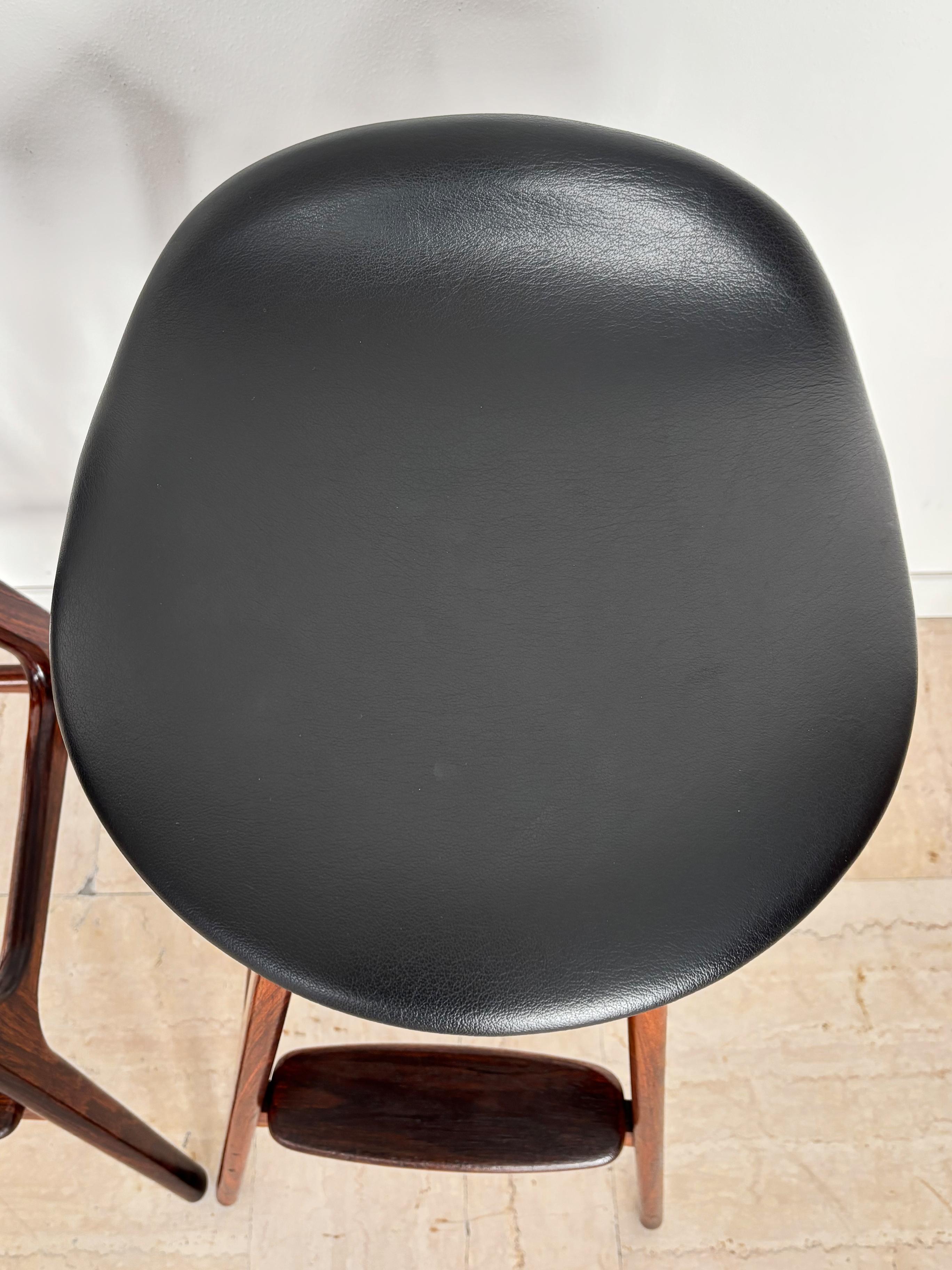 Milieu du XVIIe siècle Erik Buch Tabourets de bar scandinaves du milieu du siècle en bois foncé et cuir, Danemark années 1960 en vente