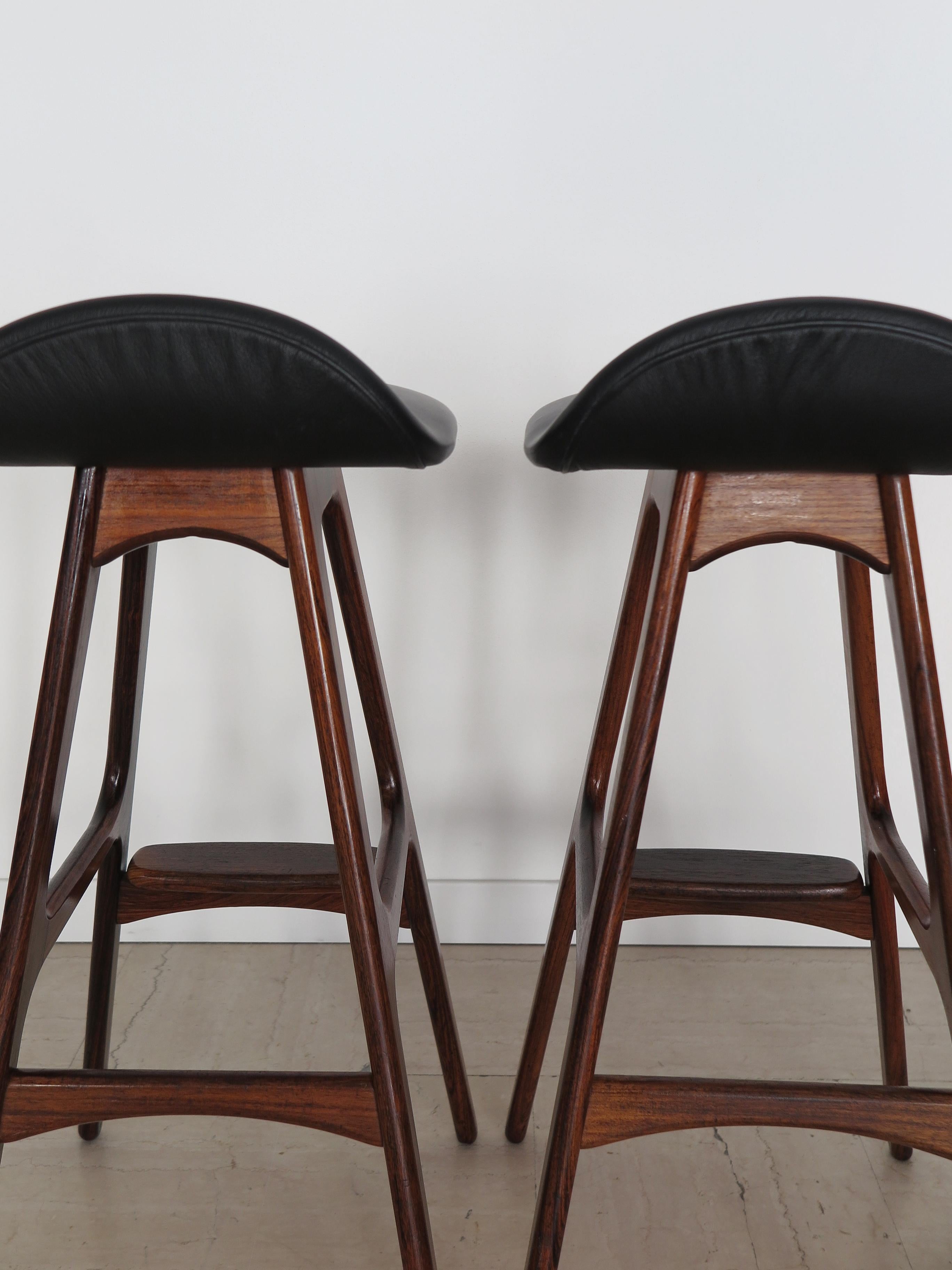 Imitation cuir Erik Buch Tabourets de bar scandinaves du milieu du siècle en bois foncé et cuir, Danemark années 1960 en vente
