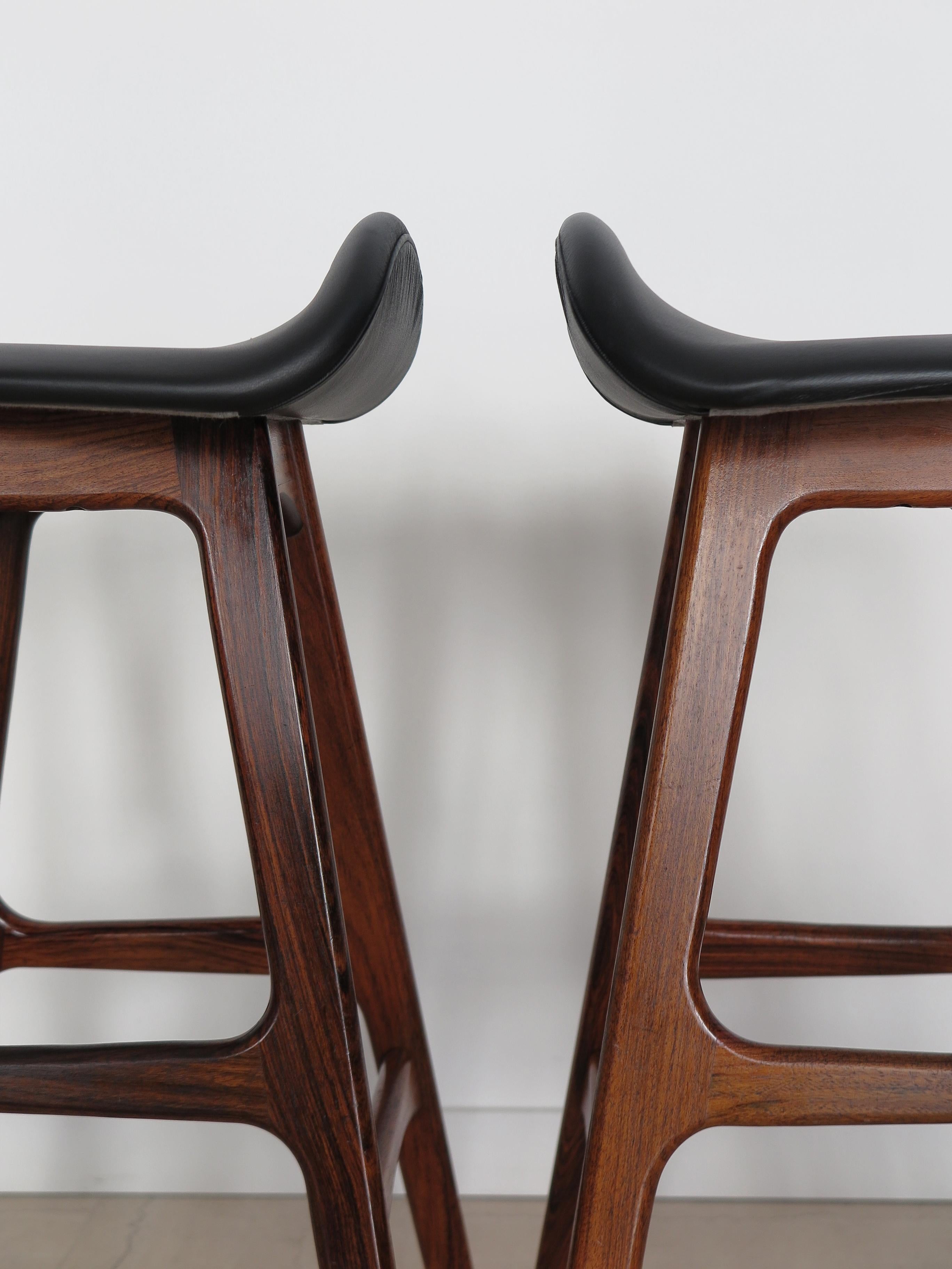 Erik Buch Tabourets de bar scandinaves du milieu du siècle en bois foncé et cuir, Danemark années 1960 en vente 1