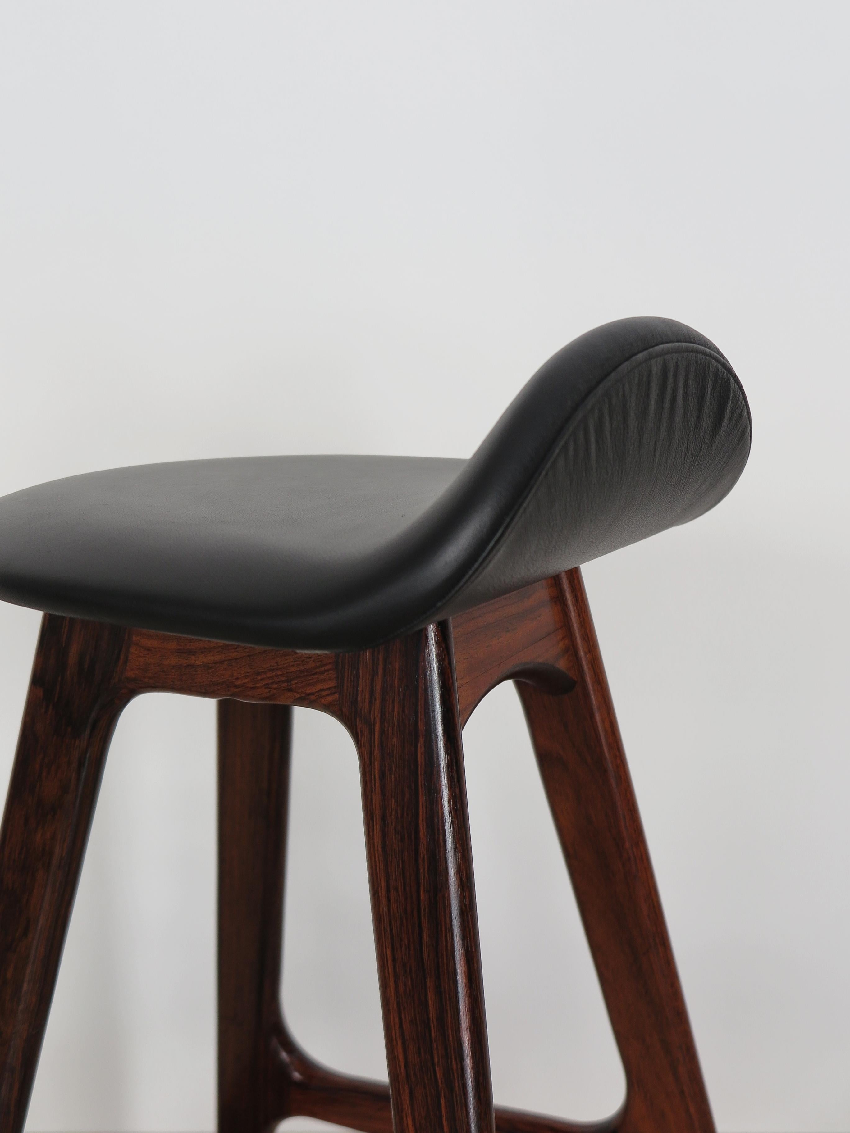 Erik Buch Tabourets de bar scandinaves du milieu du siècle en bois foncé et cuir, Danemark années 1960 en vente 2