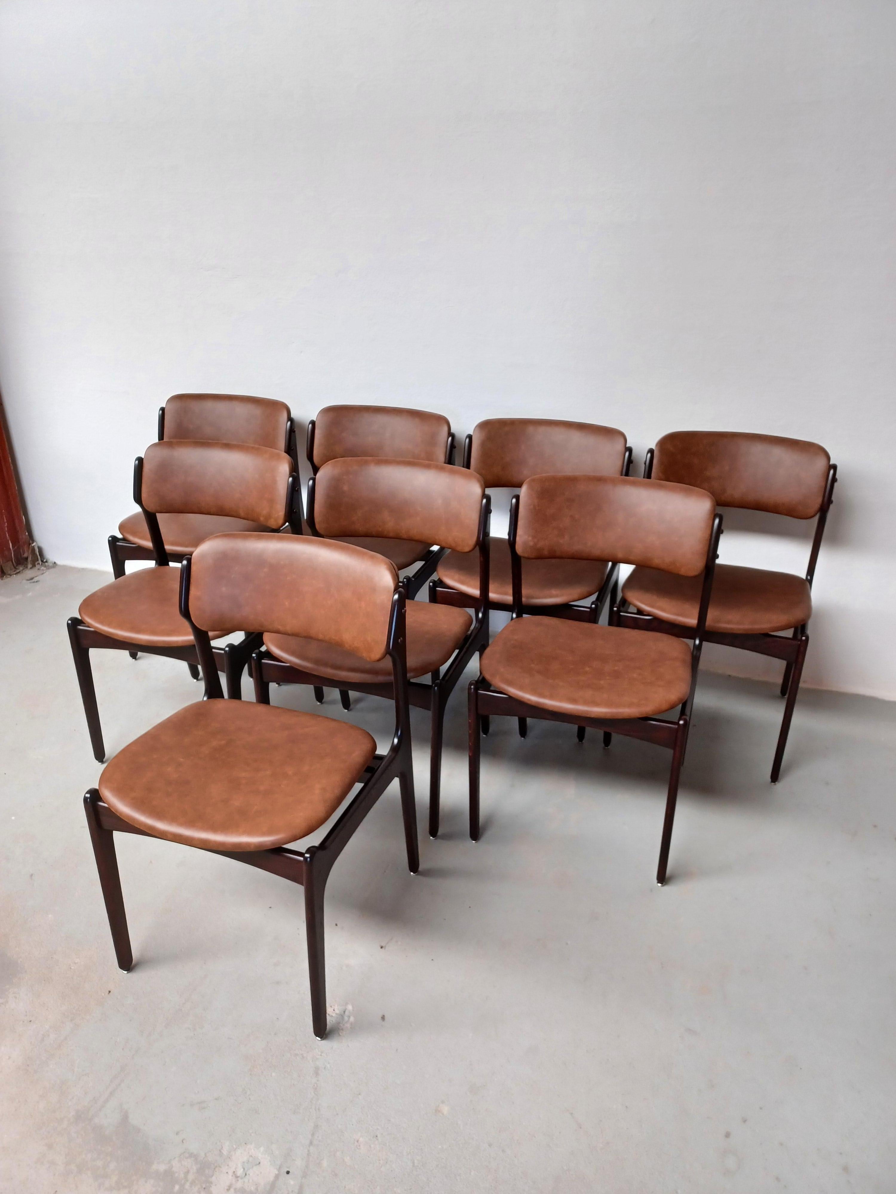 Set of eight fully restored and refinished dining chairs in tanned oak with floating seats designed by Erik Buch for Oddense Maskinsnedkeri, 1960s

The chairs have a simple appealing construction that is becoming increasingly collectable and gives a