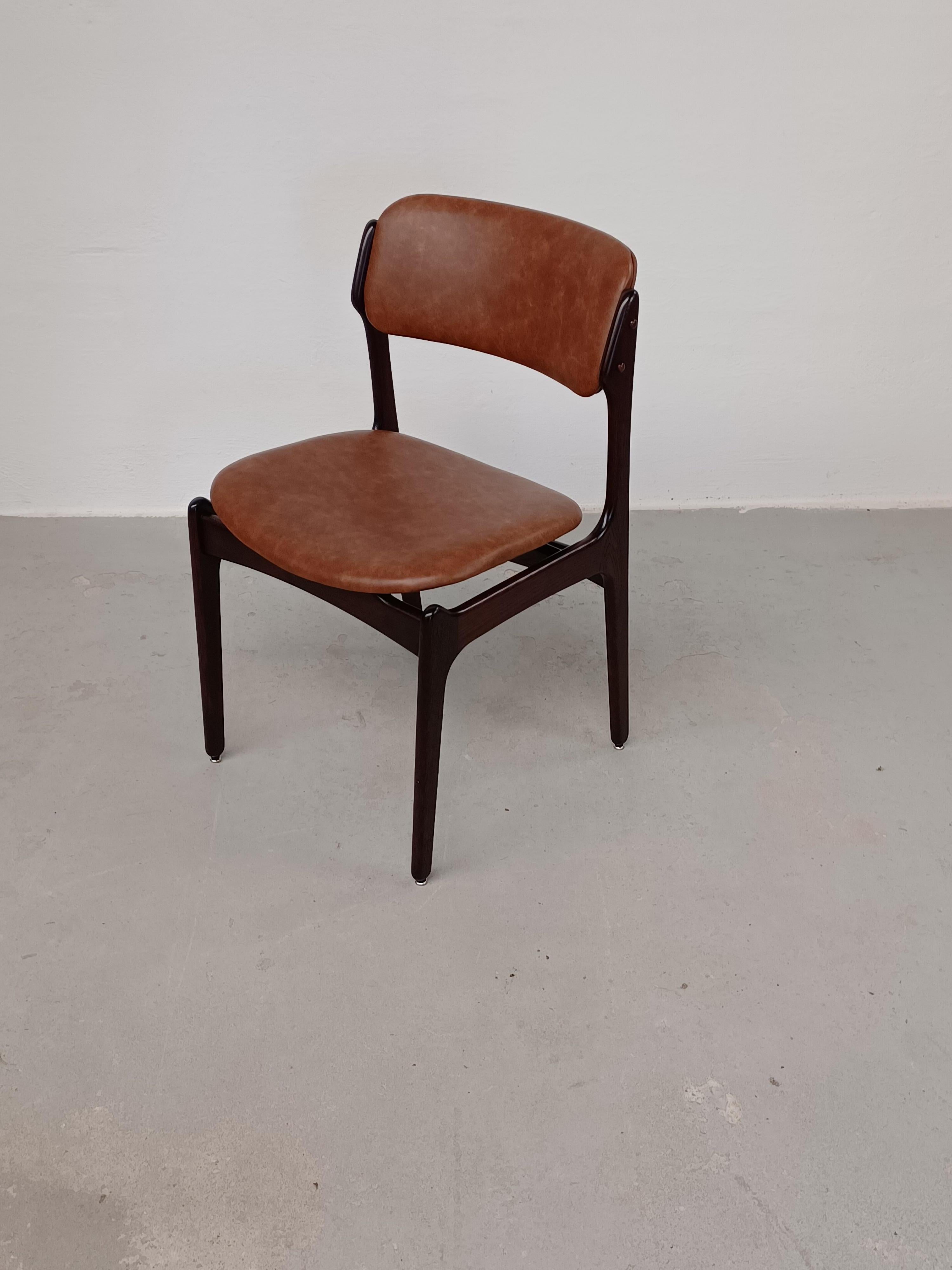 Danois Erik Buch - Ensemble de huit chaises de salle à manger en chêne brun clair entièrement restaurées, tapissées, incluses dans le rembourrage en vente