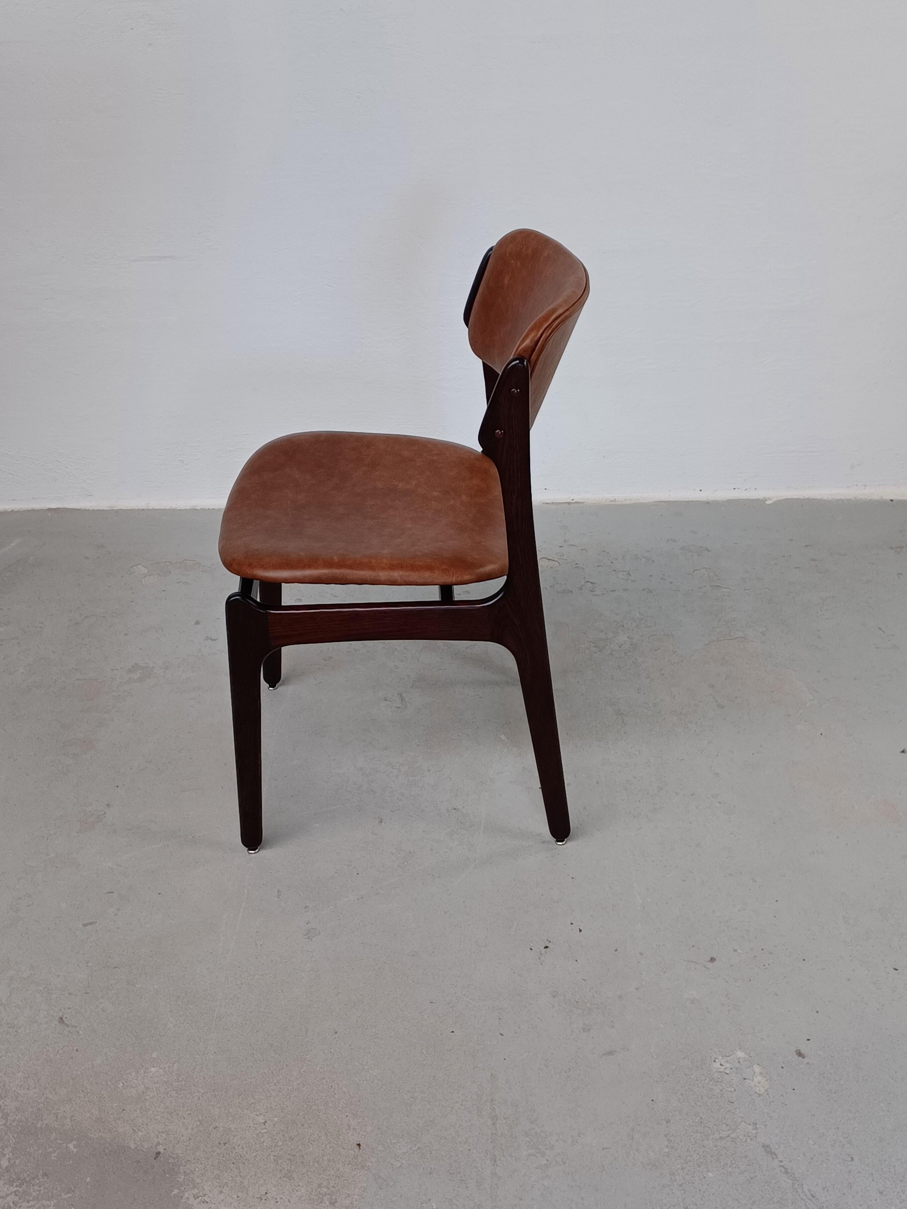 Travail du bois Erik Buch - Ensemble de huit chaises de salle à manger en chêne brun clair entièrement restaurées, tapissées, incluses dans le rembourrage en vente