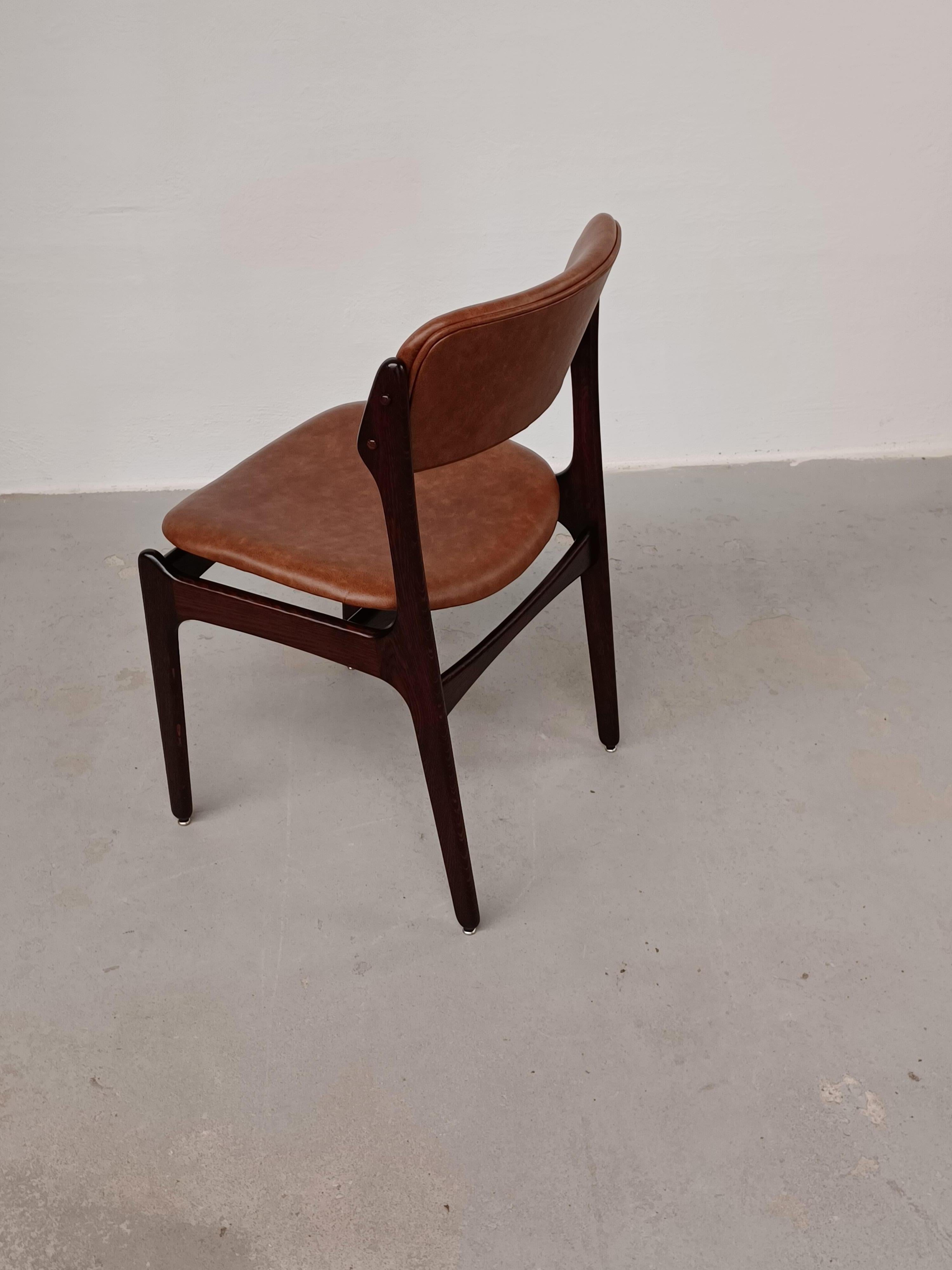 Erik Buch - Ensemble de huit chaises de salle à manger en chêne brun clair entièrement restaurées, tapissées, incluses dans le rembourrage Bon état - En vente à Knebel, DK