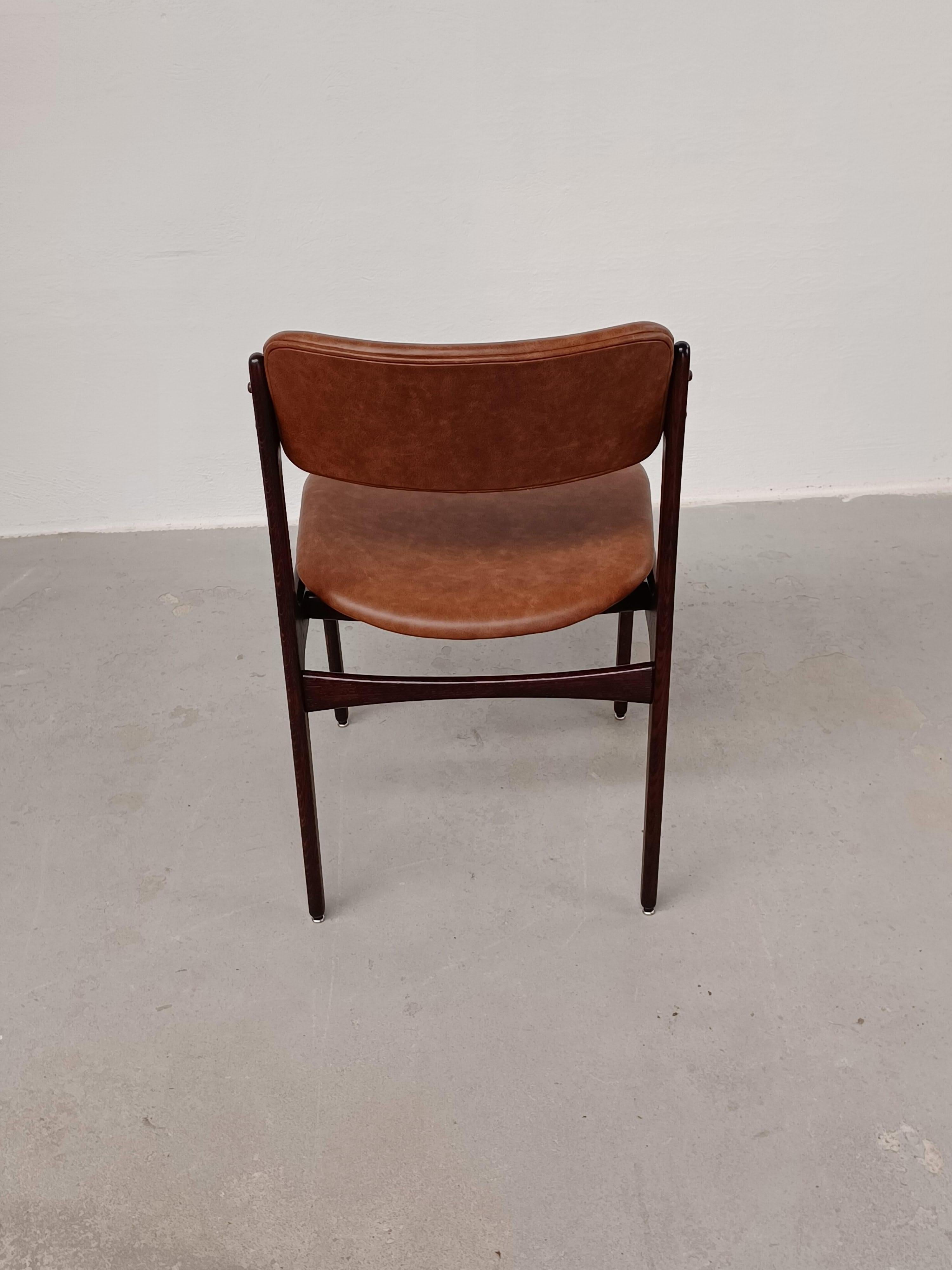 Milieu du XXe siècle Erik Buch - Ensemble de huit chaises de salle à manger en chêne brun clair entièrement restaurées, tapissées, incluses dans le rembourrage en vente