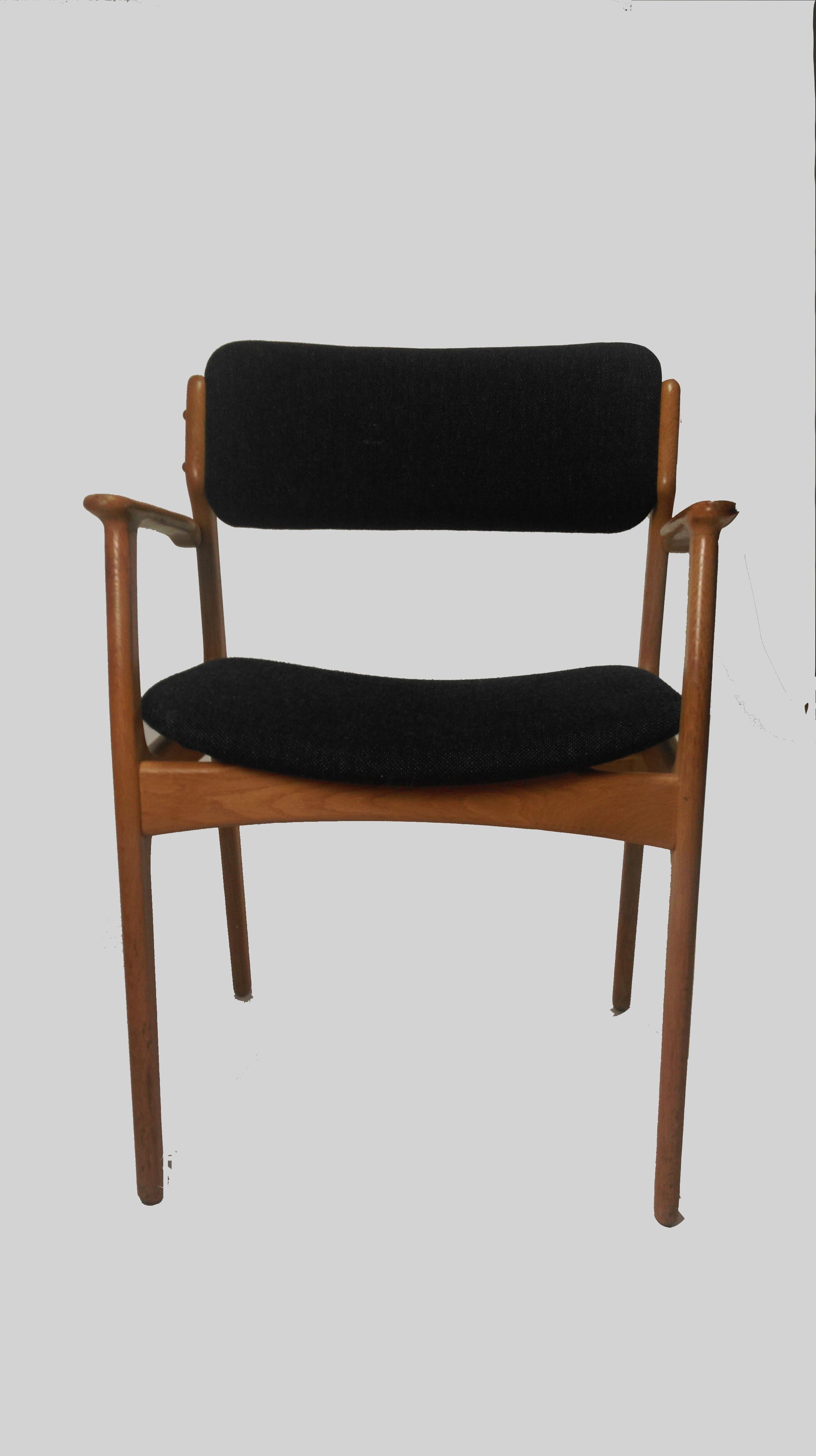 Erik Buch Set of Eight Oak Dining Chairs and two Arm Chairs Inc. Reupholstery In Good Condition In Knebel, DK