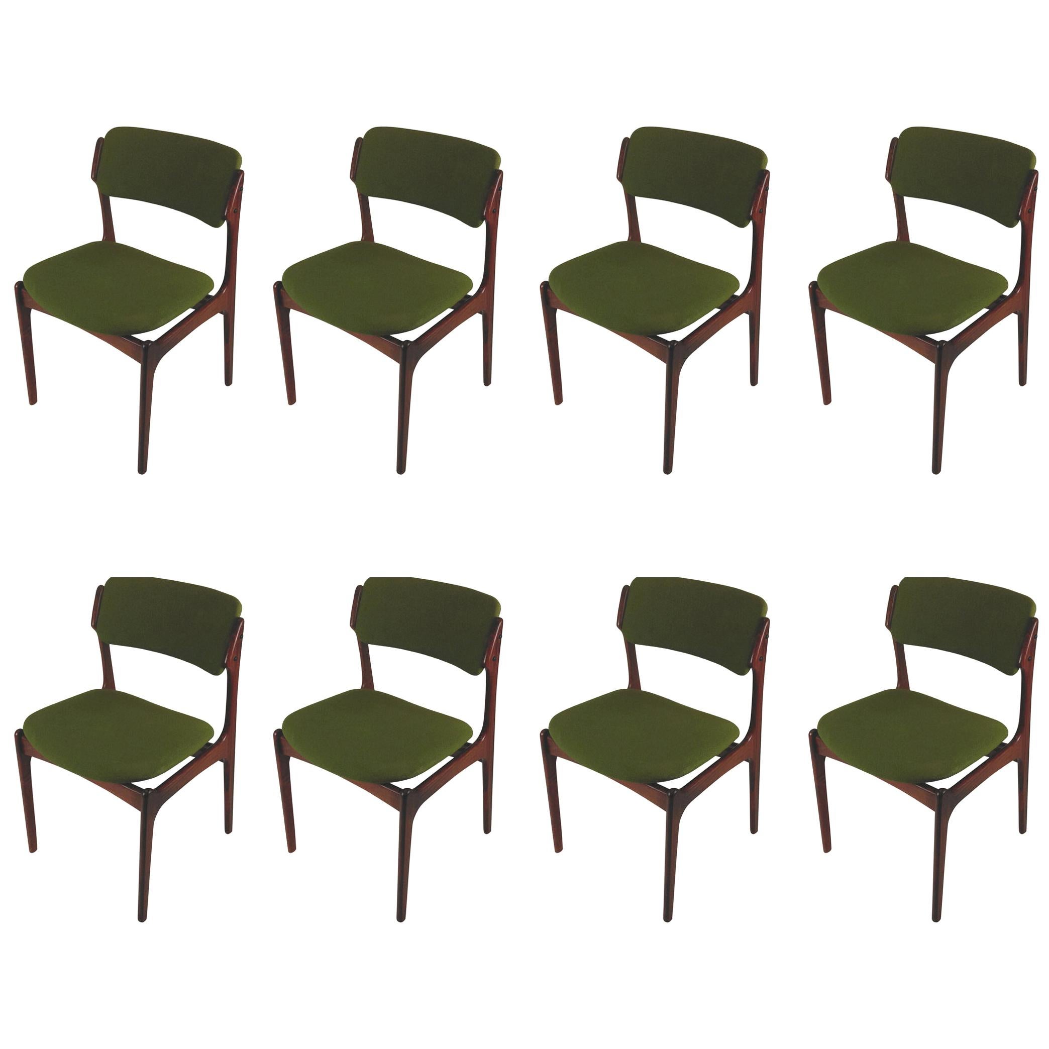 Ensemble de huit chaises de salle à manger en palissandre restaurées Erik Buch, retapissées