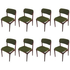 Ensemble de huit chaises de salle à manger en palissandre restaurées Erik Buch, retapissées