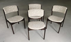 Erik Buch - Ensemble de quatre chaises de salle à manger en chêne brun clair restaurées, retapissées, Inc