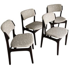 Erik Buch - Ensemble de quatre chaises de salle à manger en chêne brun clair restaurées, retapissées, Inc