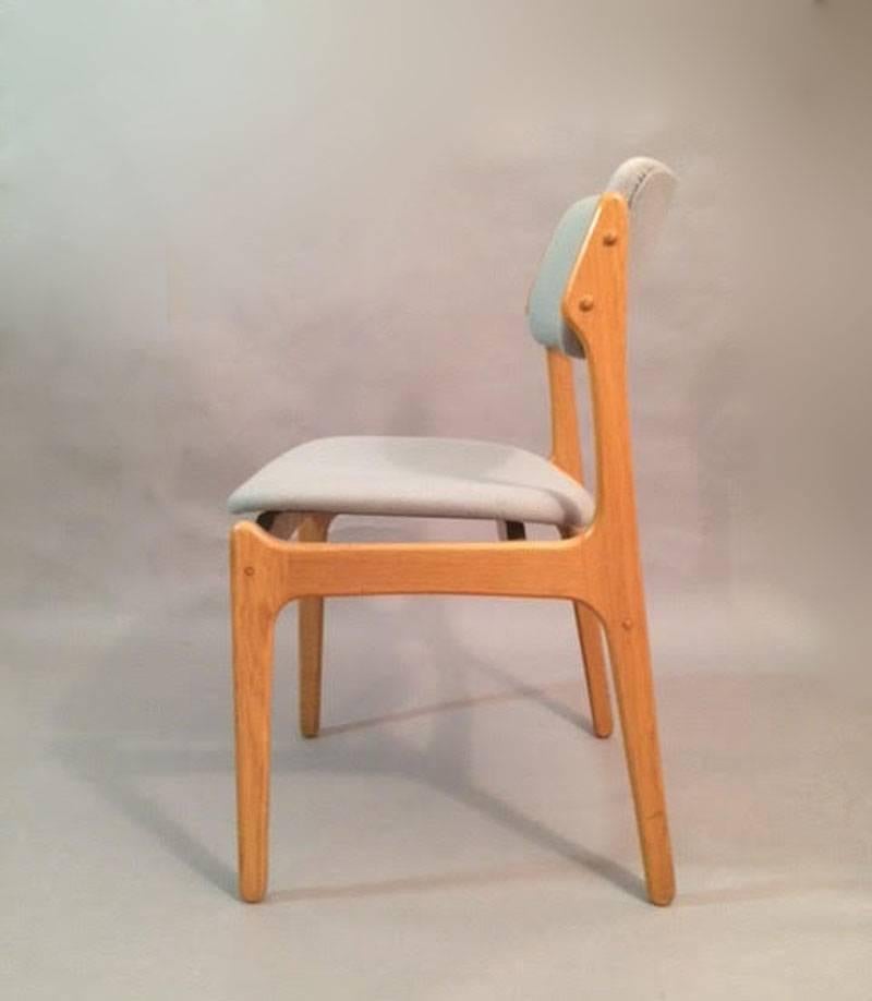 Mid-Century Modern Ensemble de six chaises de salle à manger en chêne entièrement restaurées Erik Buch en vente