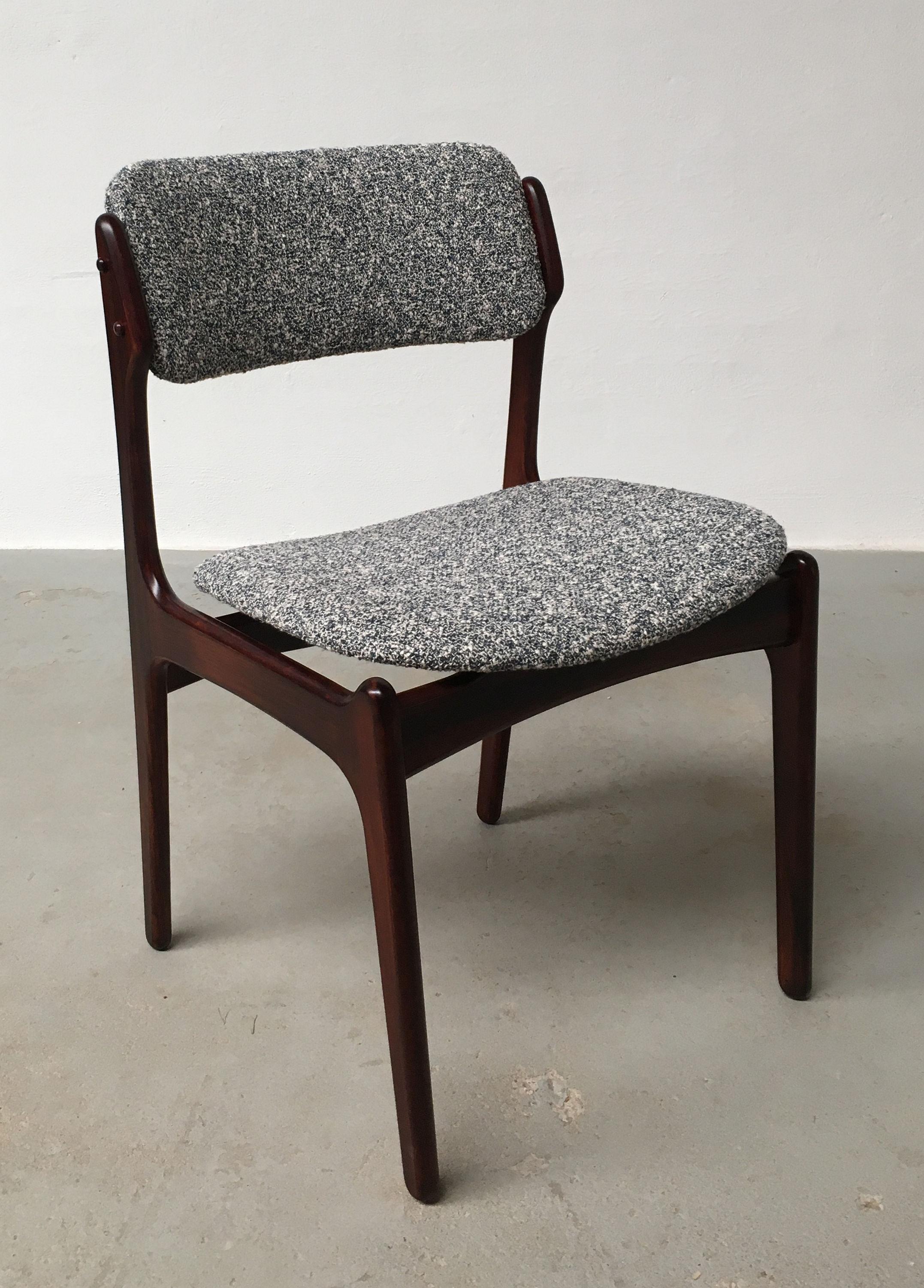 Erik Buch - Ensemble de douze chaises de salle à manger en bois de rose restaurées, tapissées sur mesure en vente 3