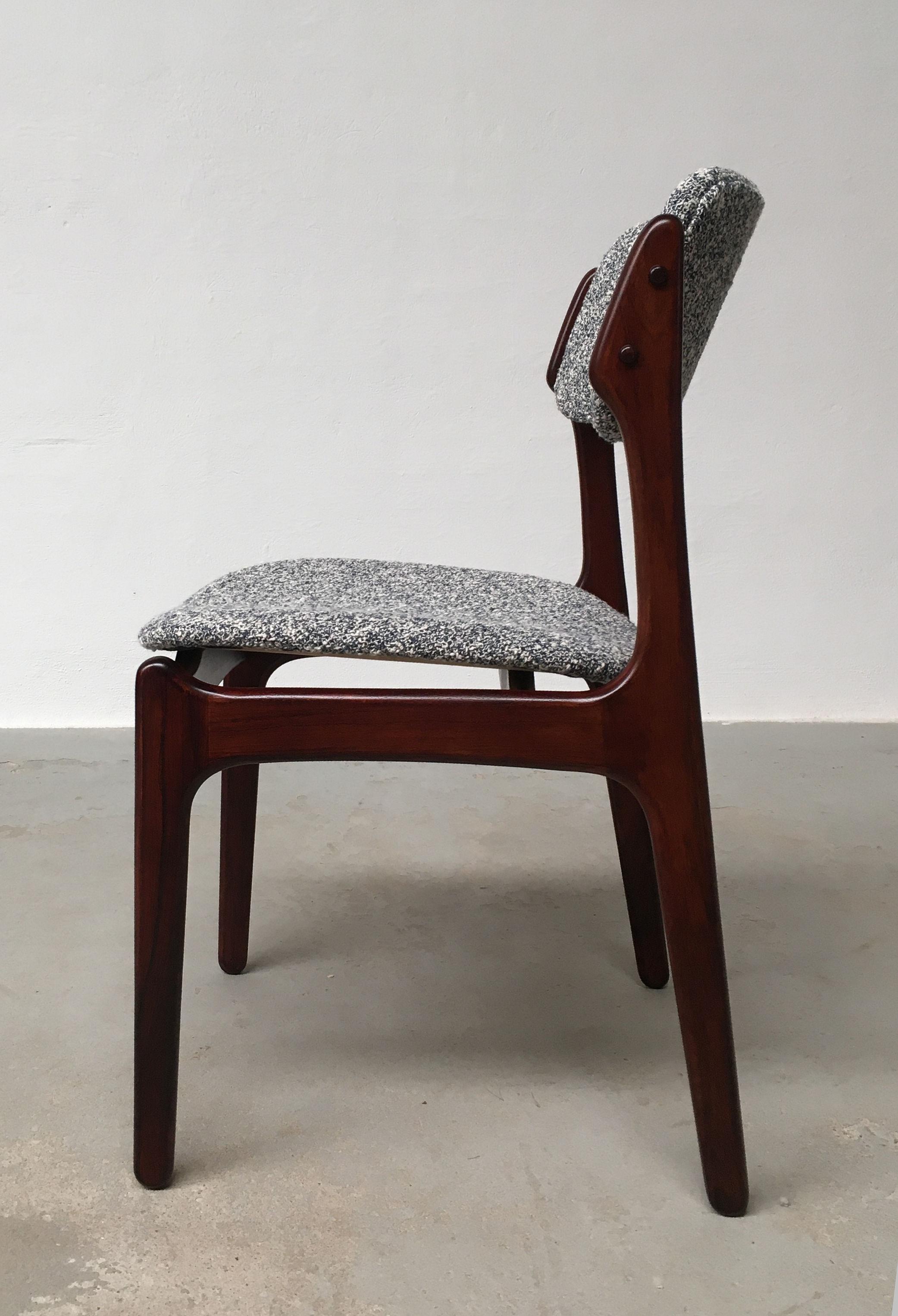 Erik Buch - Ensemble de douze chaises de salle à manger en bois de rose restaurées, tapissées sur mesure en vente 5