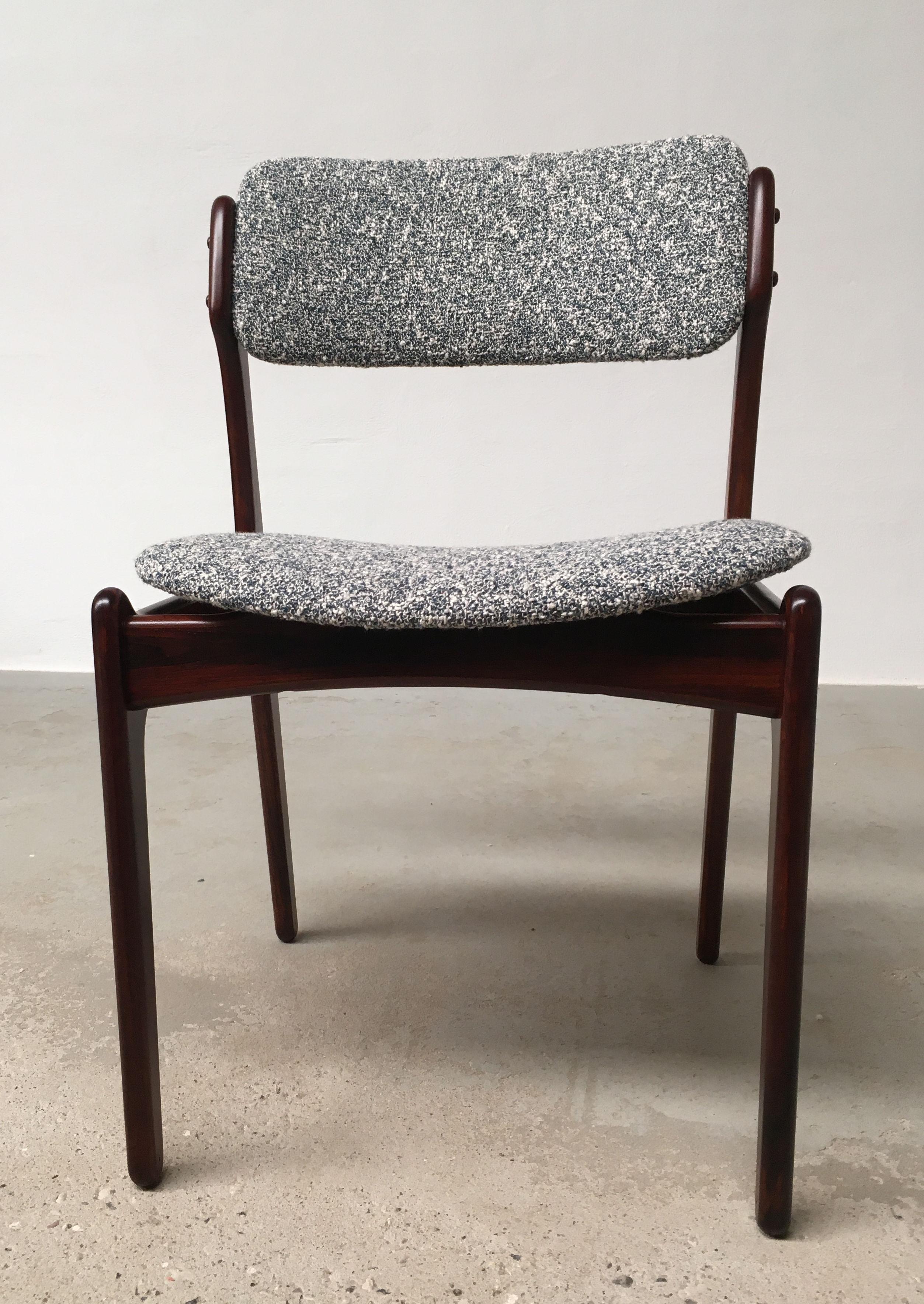 Scandinave moderne Erik Buch - Ensemble de douze chaises de salle à manger en bois de rose restaurées, tapissées sur mesure en vente