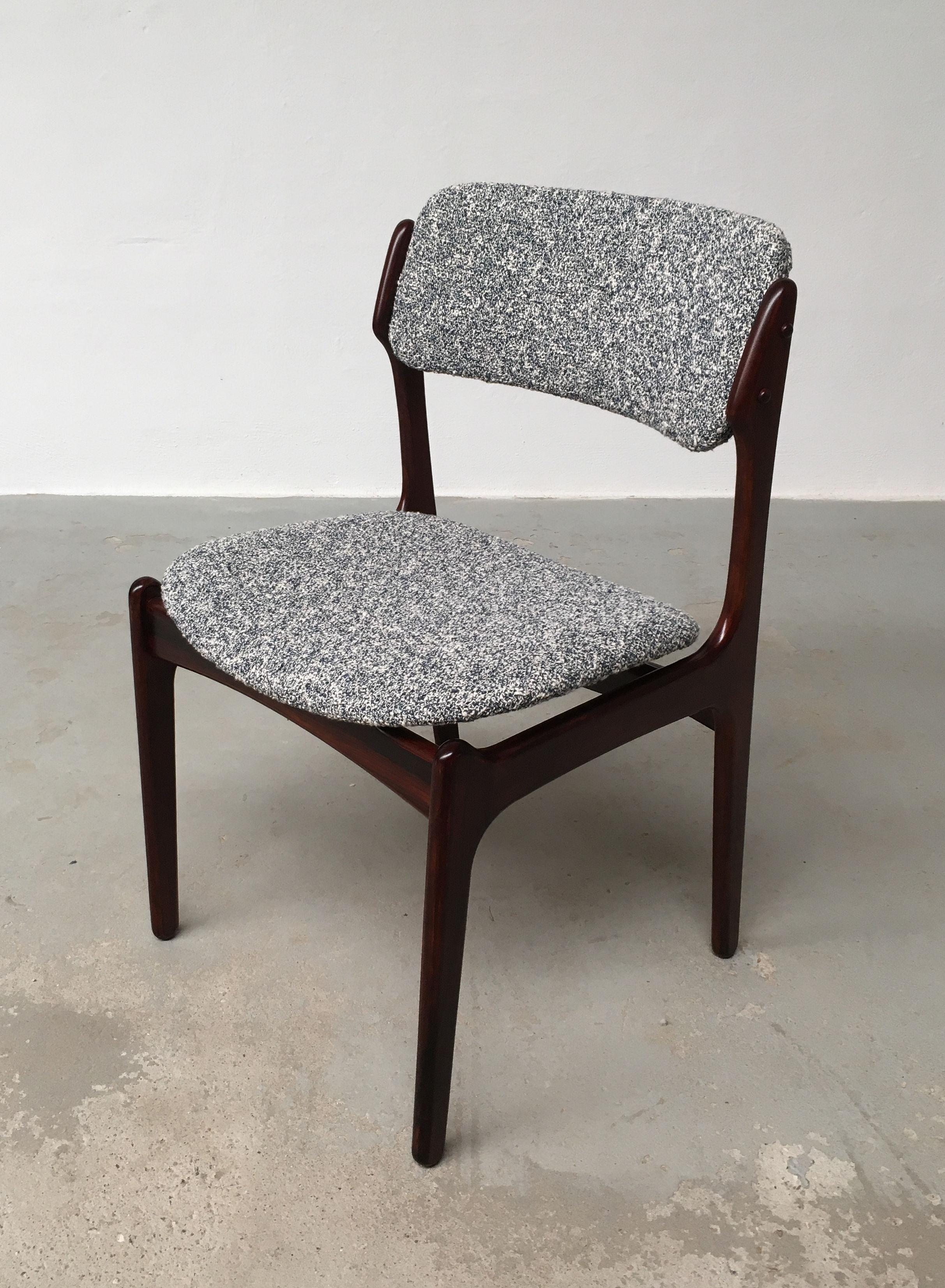 Danois Erik Buch - Ensemble de douze chaises de salle à manger en bois de rose restaurées, tapissées sur mesure en vente