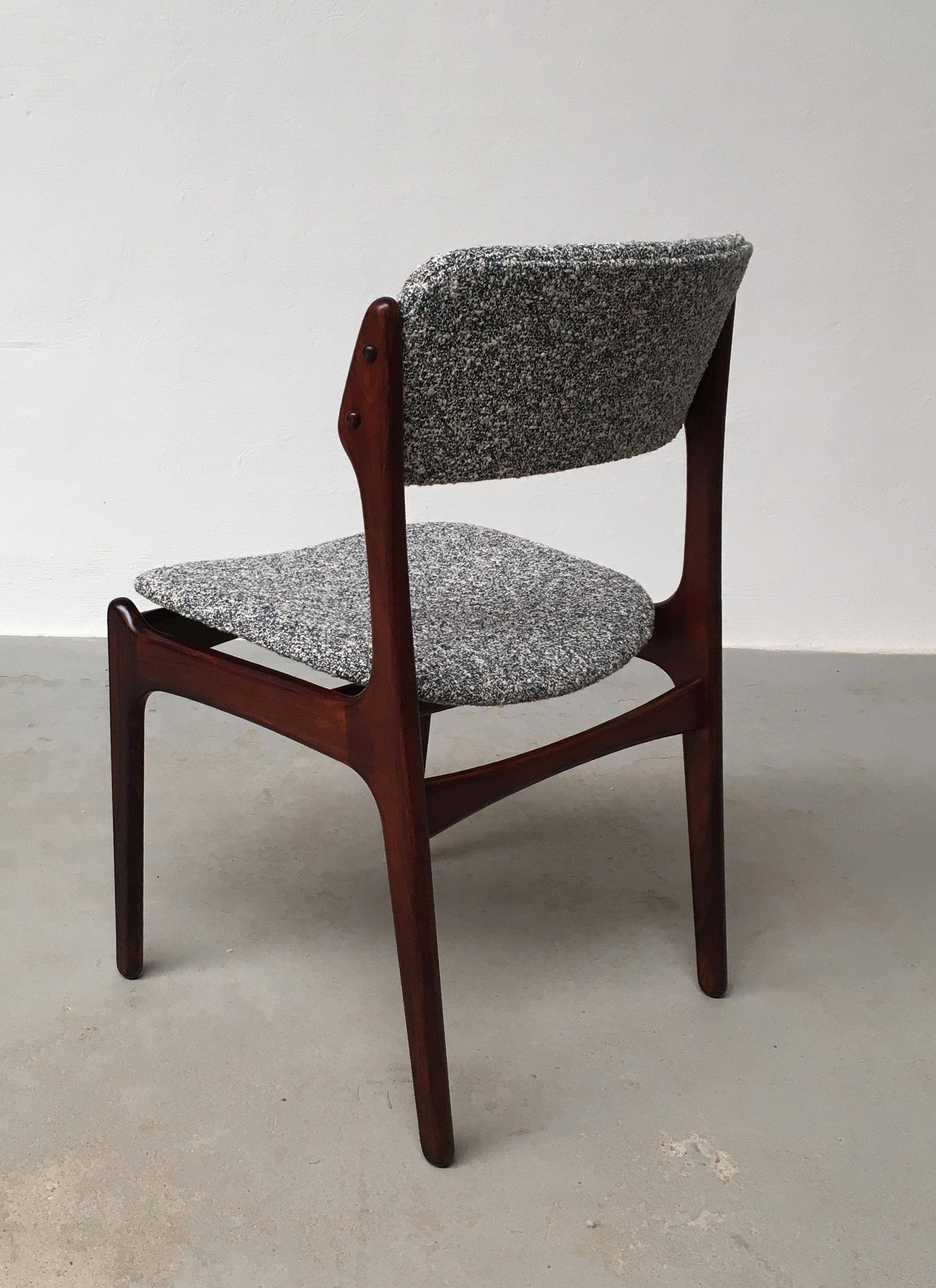 Milieu du XXe siècle Erik Buch - Ensemble de douze chaises de salle à manger en bois de rose restaurées, tapissées sur mesure en vente