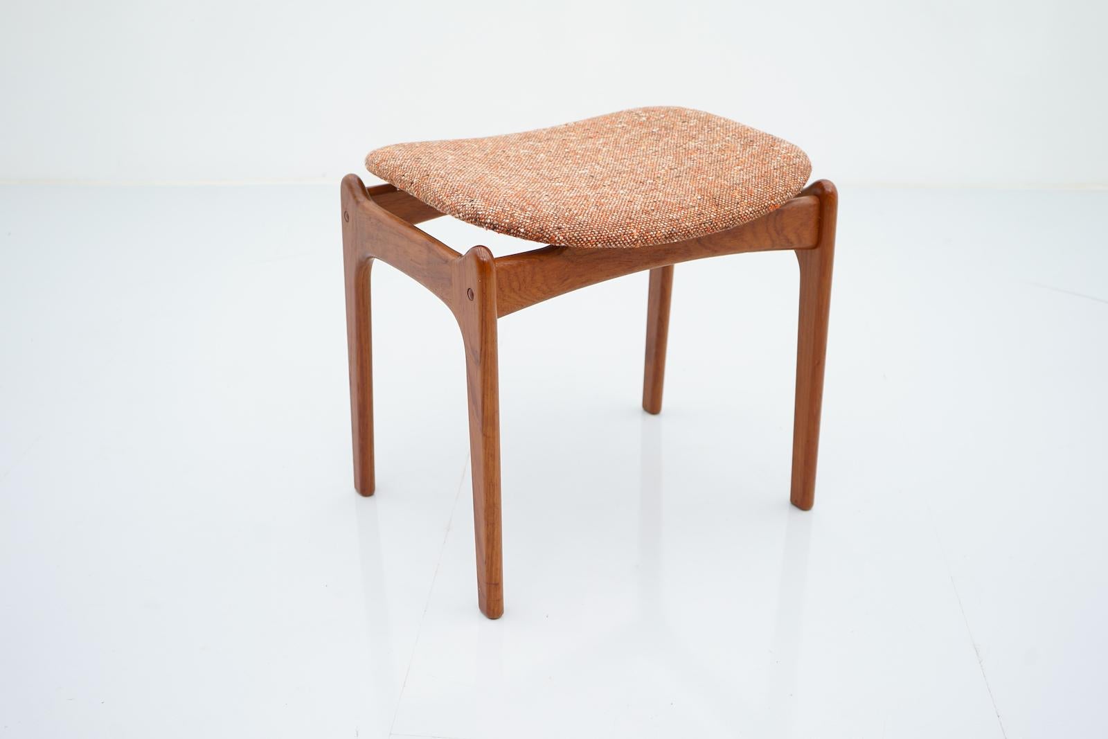 Stool in teak wood and wool by Erik Buch for O.D. Mobler, Denmark 1960s. Very nice workmanship and shape. Very good condition. 

Details

Creator: Erik Buch (Creator) O.D. Mobler(Maker)
Period: 1960s
Color: brown
Style: Scandinavian