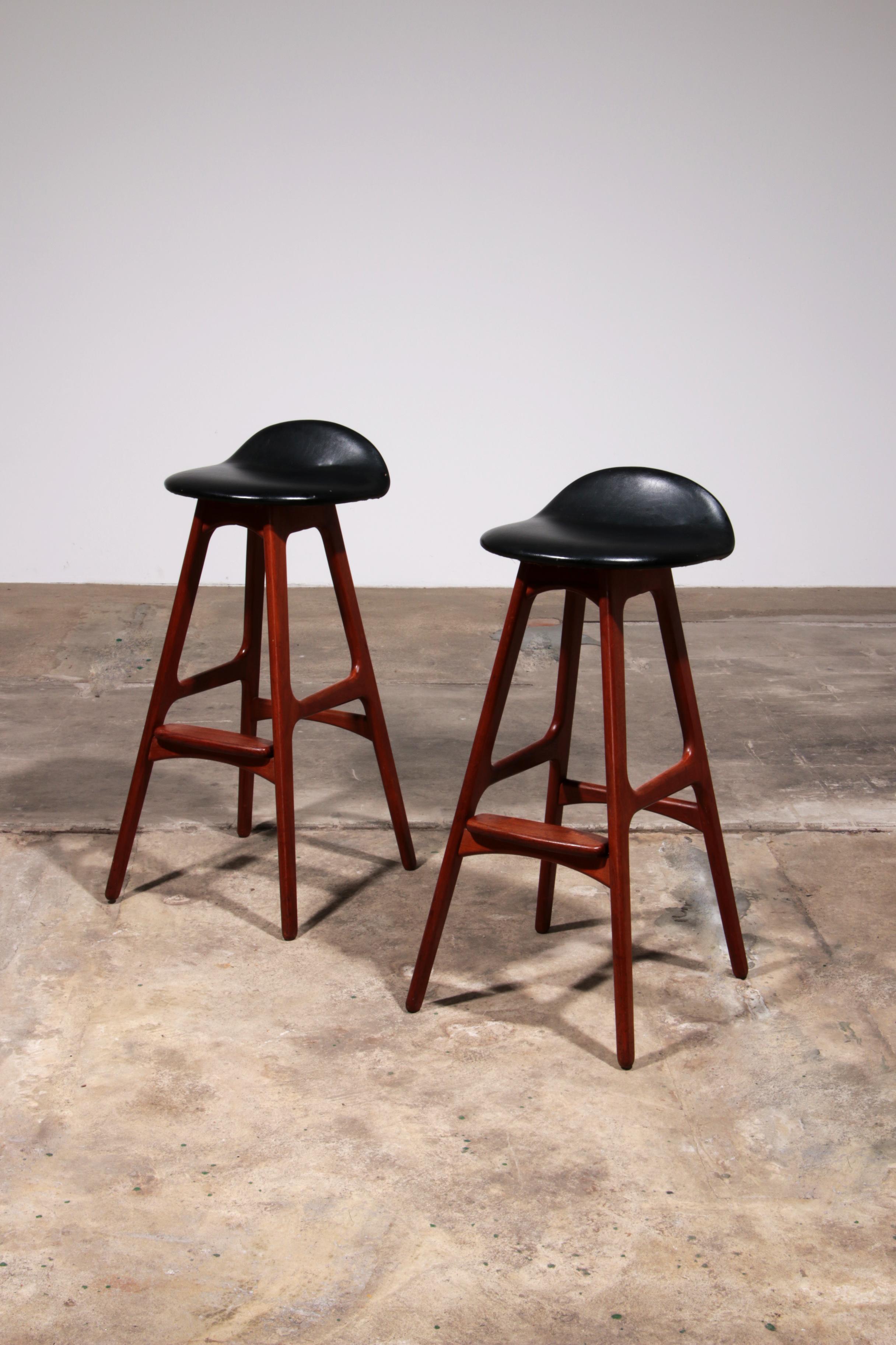 This set of 2 bar stools was designed by
Erik Buch and produced by O.D. Mobler in Denmark.
There is a label from the manufacturer.
In our opinion, this is the most elegant, practical, comfortable and beautiful bar stool ever made.
The design is