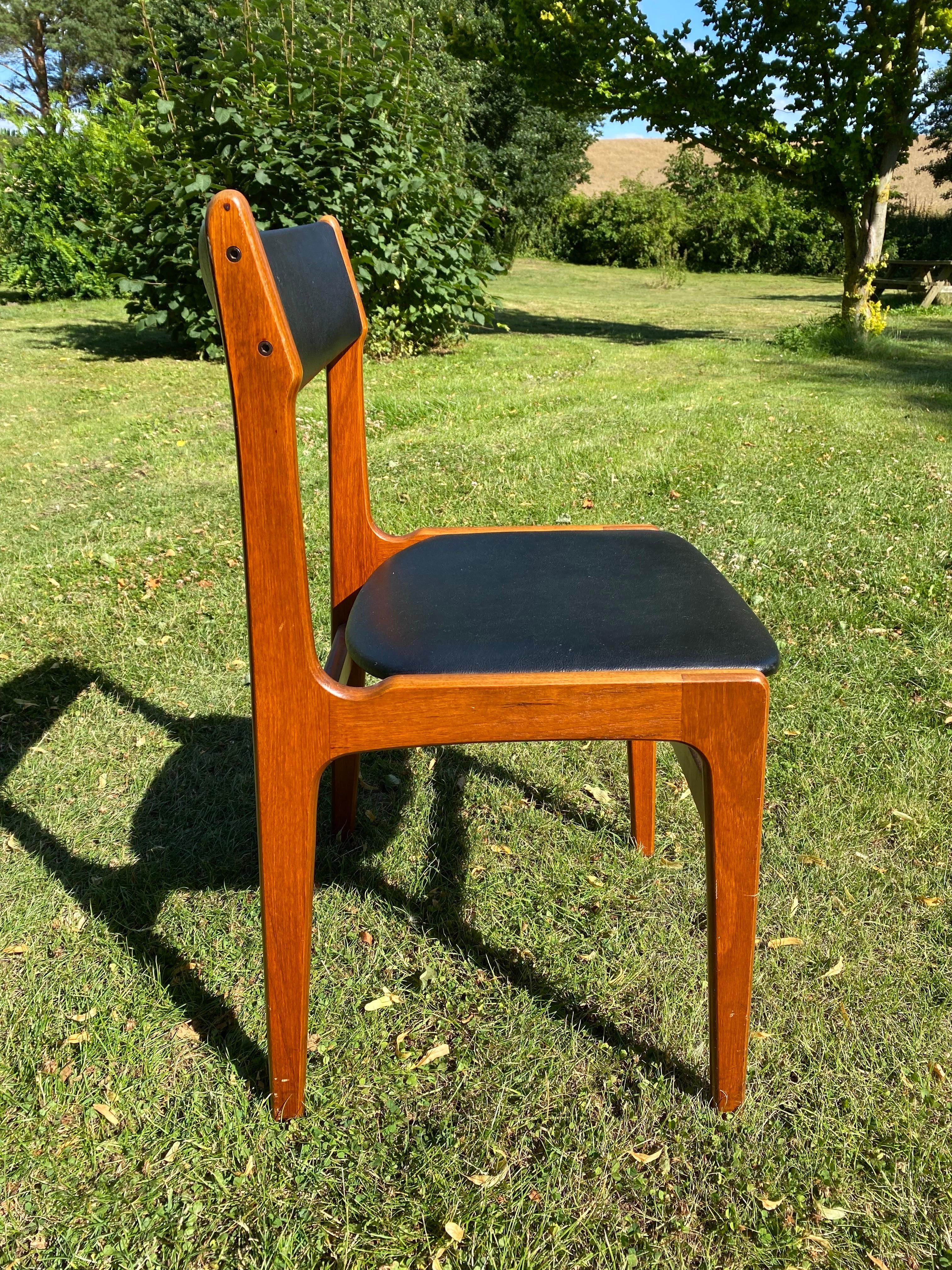 6 Beautiful dining chairs in teak, designed by Erik Buck for O. D. Møbler in Denmark. Produced in the 60ties. Upholstered with seat and backrest in leatherette. The chairs are all in a very good condition, stabile and with a good comfort.