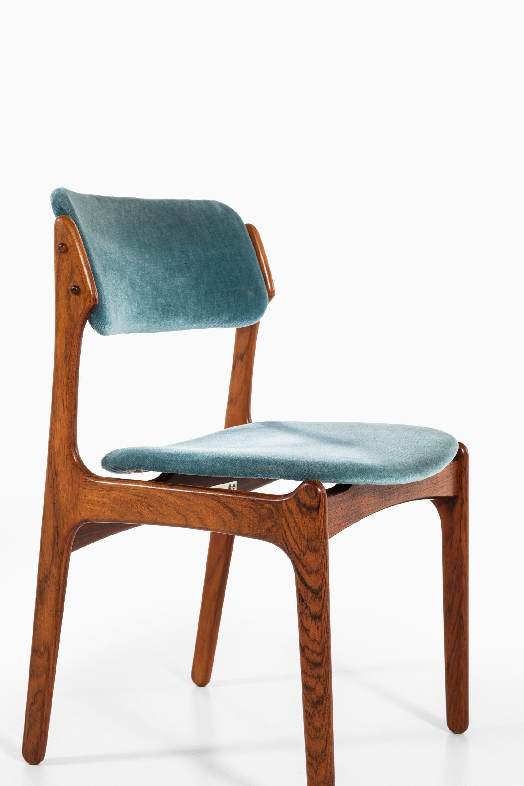 Rare ensemble de 6 chaises de salle à manger modèle OD-49 conçu par Erik Buck. Produit par Oddense Maskinsnedkeri A/S au Danemark.