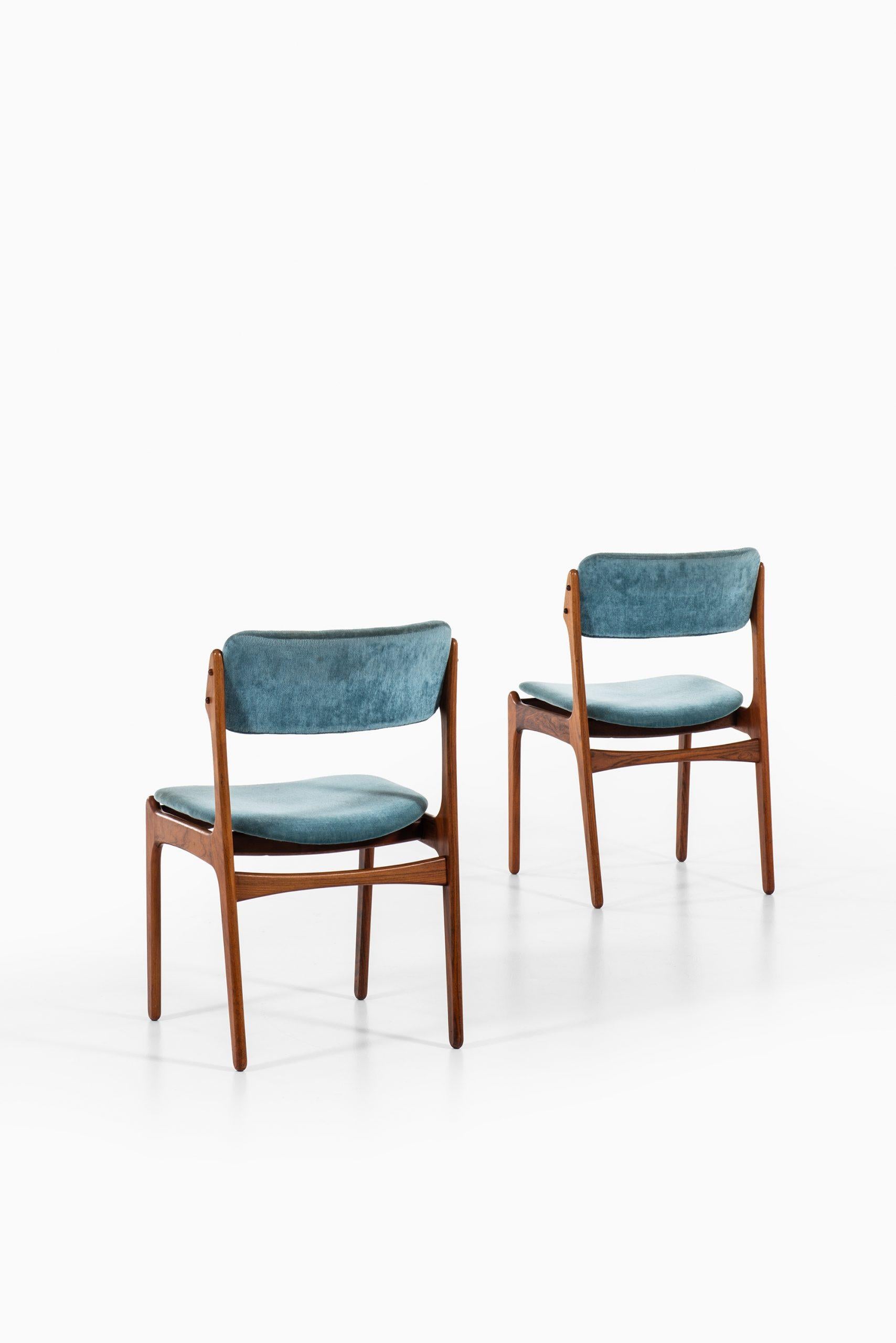 Esszimmerstühle mit Erik Schnalle Modell OD-49 von Oddense Maskinsnedkeri A/S in Dänemark (Skandinavische Moderne) im Angebot