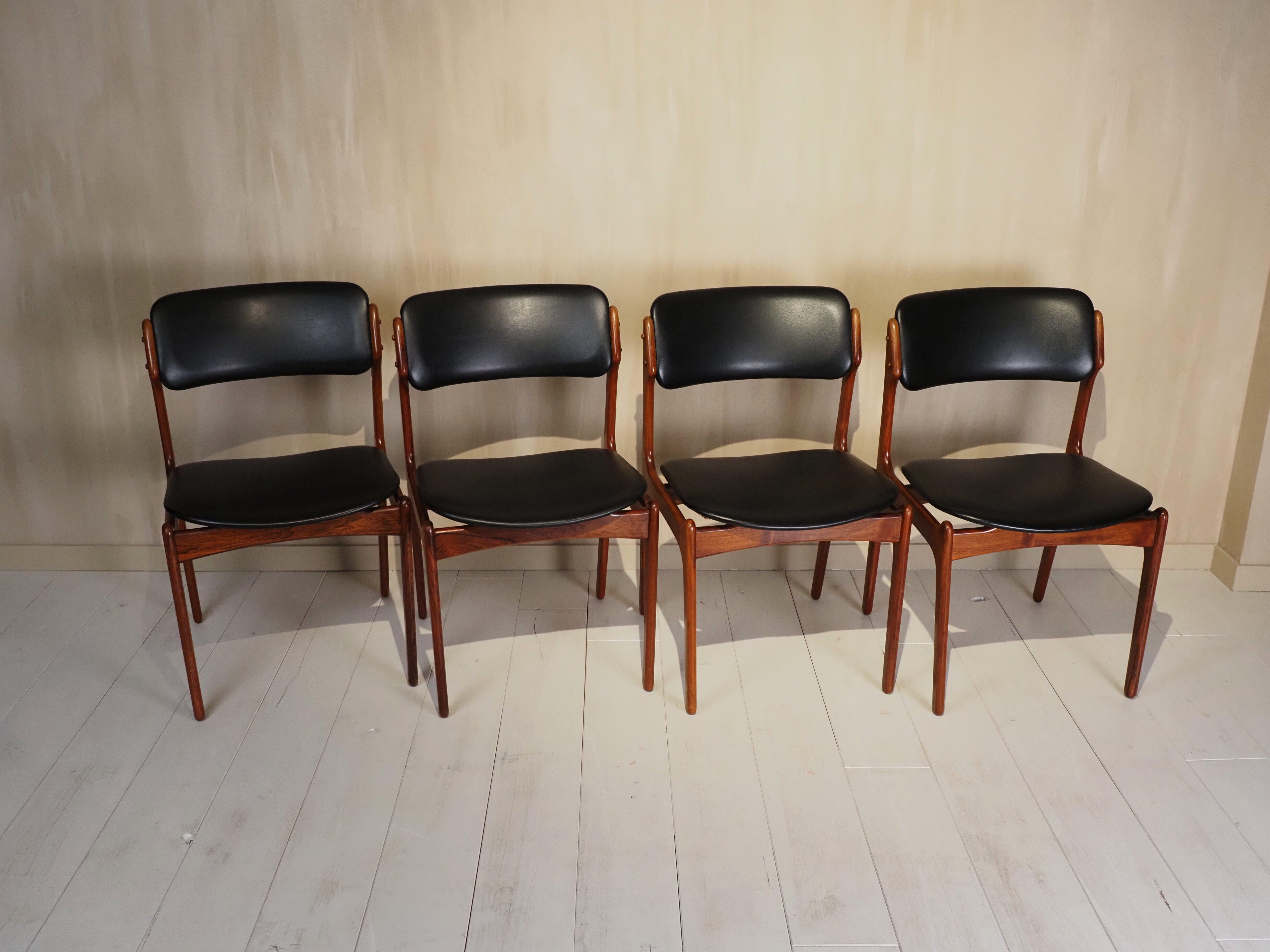 Découvrez l'alliance parfaite de l'artisanat scandinave et du design du milieu du siècle avec ces exquises chaises de salle à manger Modèle 49 du célèbre designer danois Erik Buck (Buch) pour O.D. Møbler.

Fabriquées dans les années 1960, ces