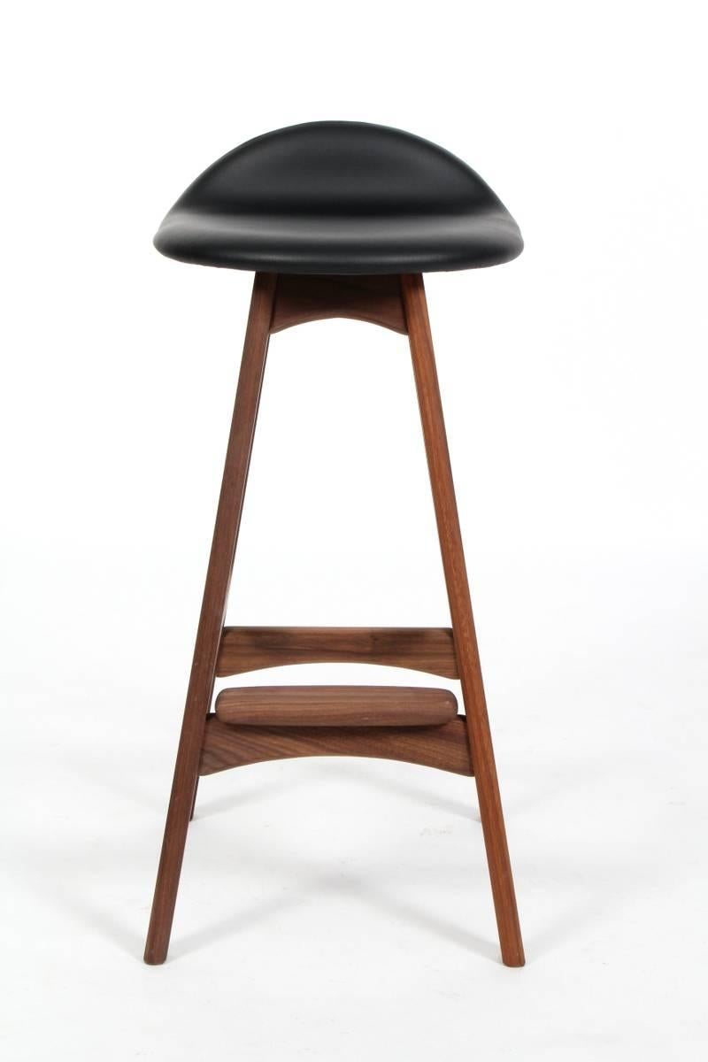 Sculpted stools of walnut wood, seats upholstered in black leather, model OD 61. Designed by Erik Buch in the 1960s for by O.D. Møbler in Denmark.
Dimensions: 33.5