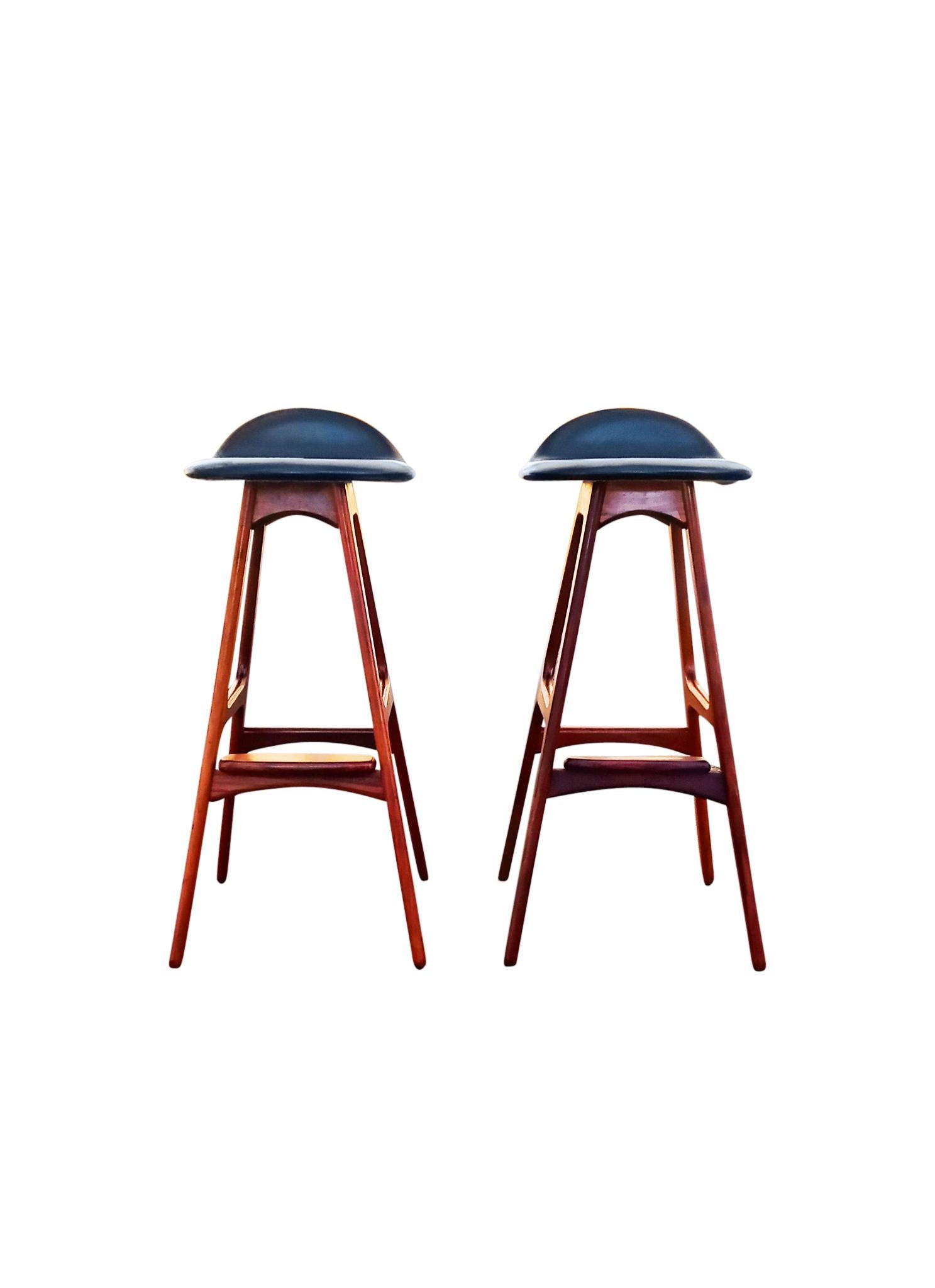 Beautiful pair of bar stools model OD61 by the Danish designer Erik Buck (Buch) and manufactured by OD Mobler, 1960s. A sculptural, elegant, and comfortable pair of barstools. Frames are rosewood and seats are upholstered in black leather. Good