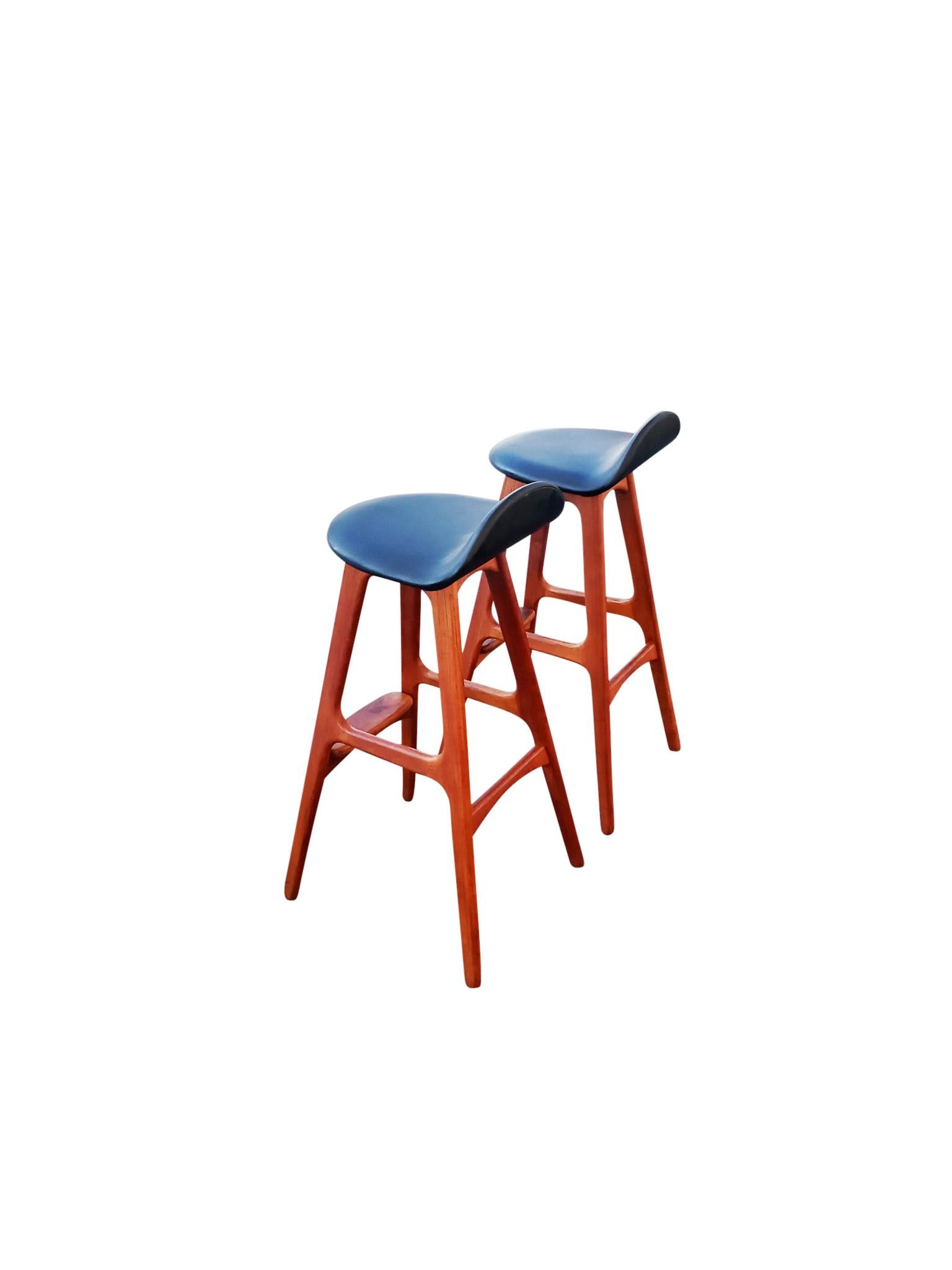 Erik Buck or Buch Oddense Maskinsnedkeri A/S Danish Pair Rosewood Leather Stools In Good Condition In Philadelphia, PA