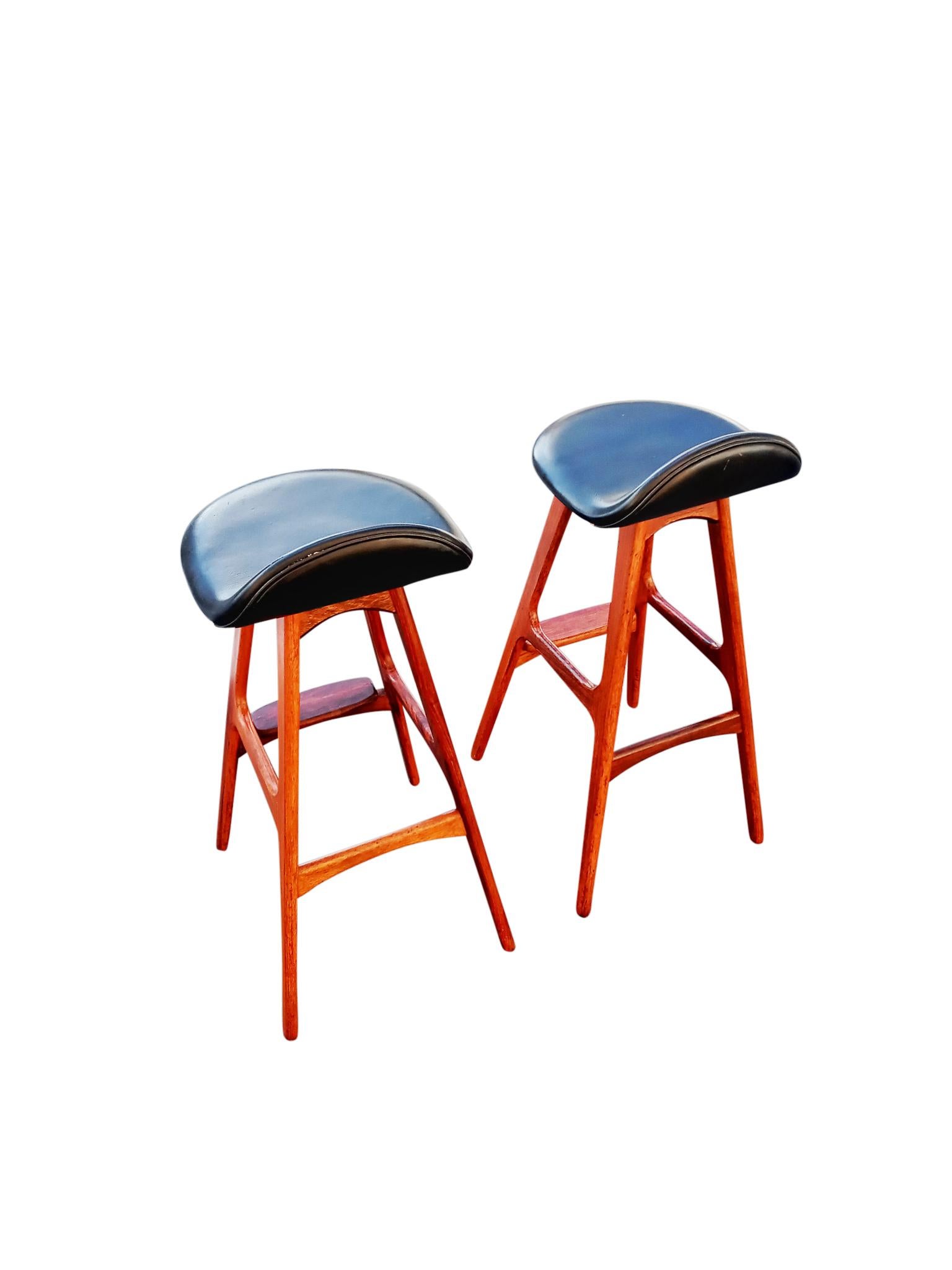 Erik Buck or Buch Oddense Maskinsnedkeri A/S Danish Pair Rosewood Leather Stools In Good Condition For Sale In Philadelphia, PA