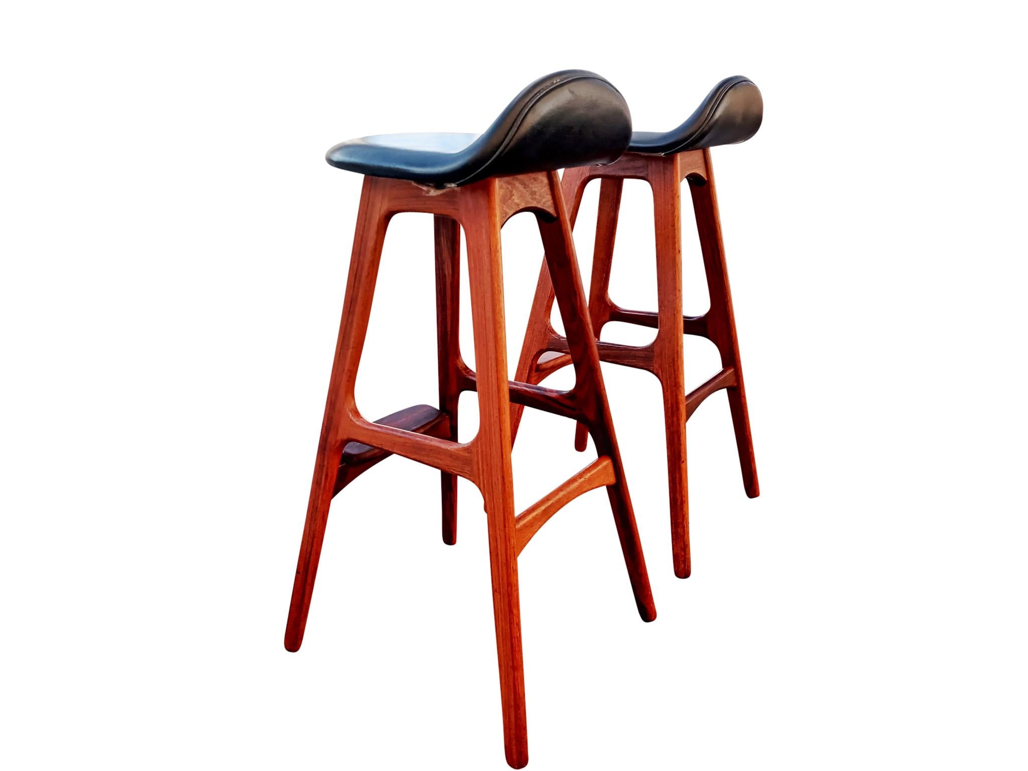Erik Buck or Buch Oddense Maskinsnedkeri A/S Danish Pair Rosewood Leather Stools In Good Condition In Philadelphia, PA