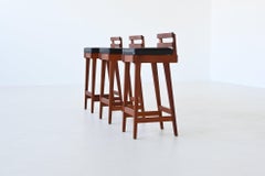 Set di tre sgabelli da bar Erik Buck in teak e pelle Dyrlund Danimarca 1960